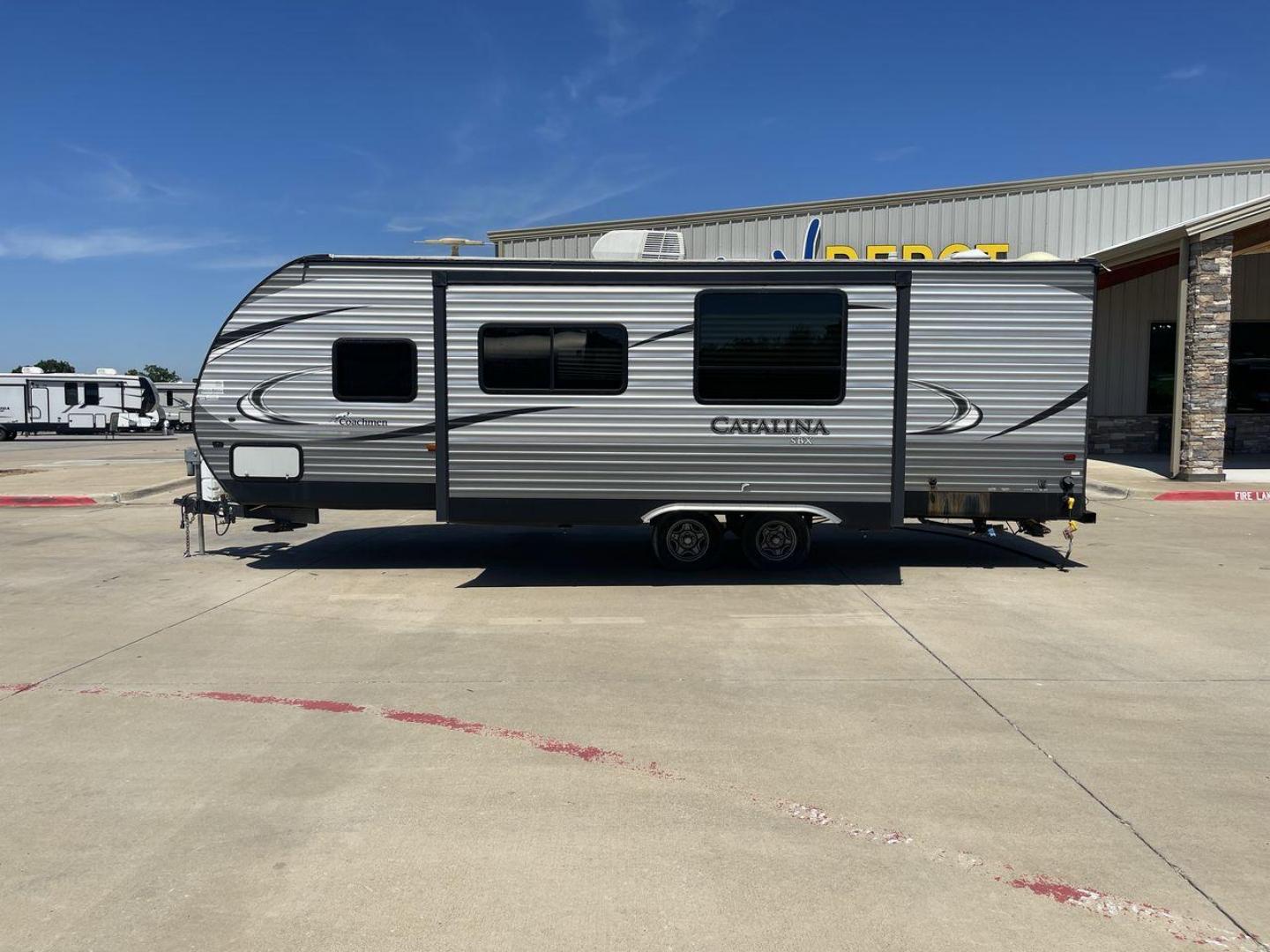 2017 FOREST RIVER CATALINA 261BHS (5ZT2CARB3HU) , Length: 30.25 ft. | Dry Weight: 6,198 lbs. | Gross Weight: 7,700 lbs. | Slides: 1 transmission, located at 4319 N Main St, Cleburne, TX, 76033, (817) 678-5133, 32.385960, -97.391212 - This 2017 Forest River Catalina 261BHS is a dual-axle aluminum wheel setup measuring 30.25 ft. in length and 11.08 ft. in height. It has a dry weight of 6,198 lbs. and a GVWR of 7,700 lbs. It includes one power slide as well as one power awning. This travel trailer is a bunkhouse model that can s - Photo#24