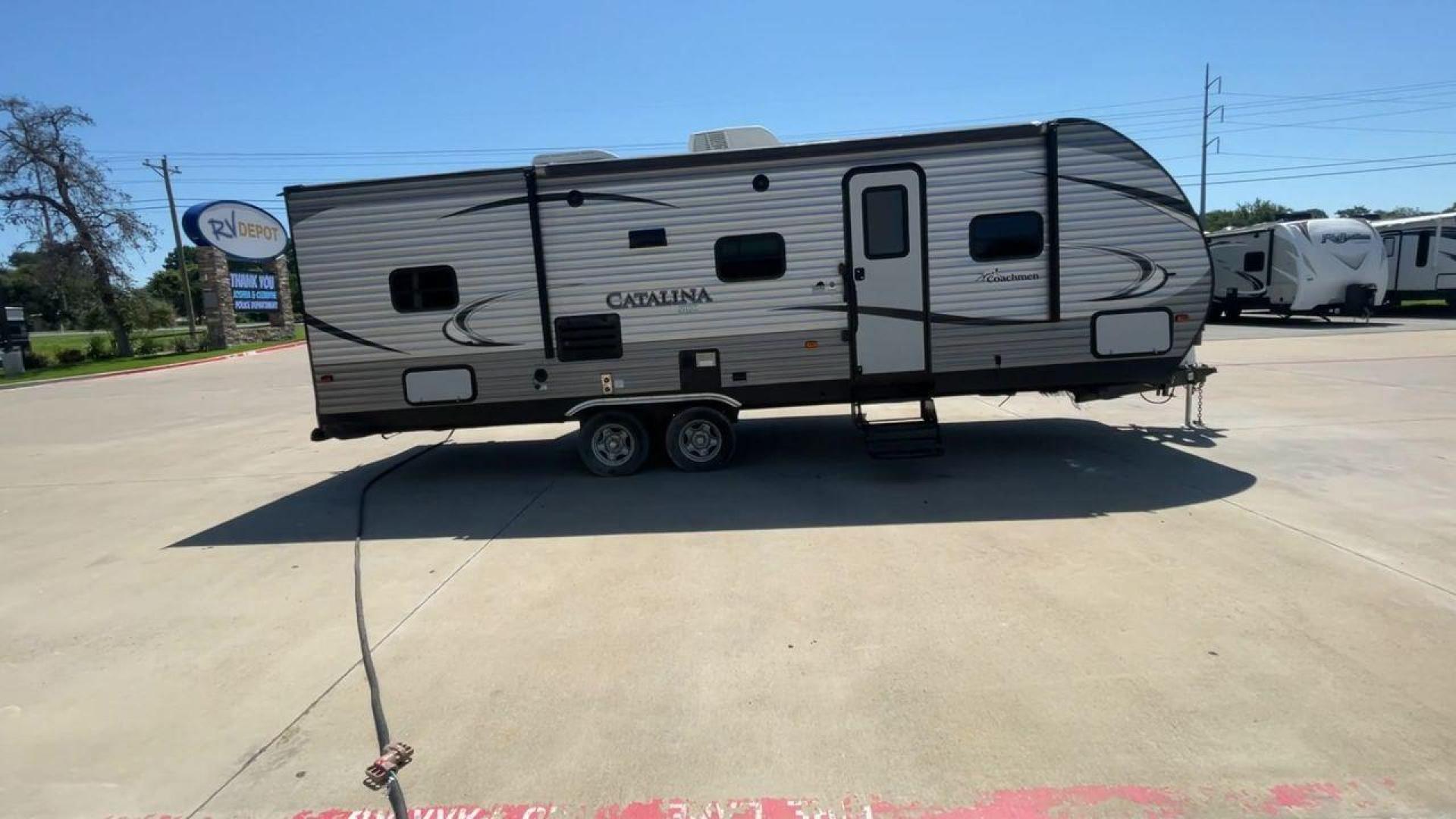 2017 FOREST RIVER CATALINA 261BHS (5ZT2CARB3HU) , Length: 30.25 ft. | Dry Weight: 6,198 lbs. | Gross Weight: 7,700 lbs. | Slides: 1 transmission, located at 4319 N Main St, Cleburne, TX, 76033, (817) 678-5133, 32.385960, -97.391212 - This 2017 Forest River Catalina 261BHS is a dual-axle aluminum wheel setup measuring 30.25 ft. in length and 11.08 ft. in height. It has a dry weight of 6,198 lbs. and a GVWR of 7,700 lbs. It includes one power slide as well as one power awning. This travel trailer is a bunkhouse model that can s - Photo#2