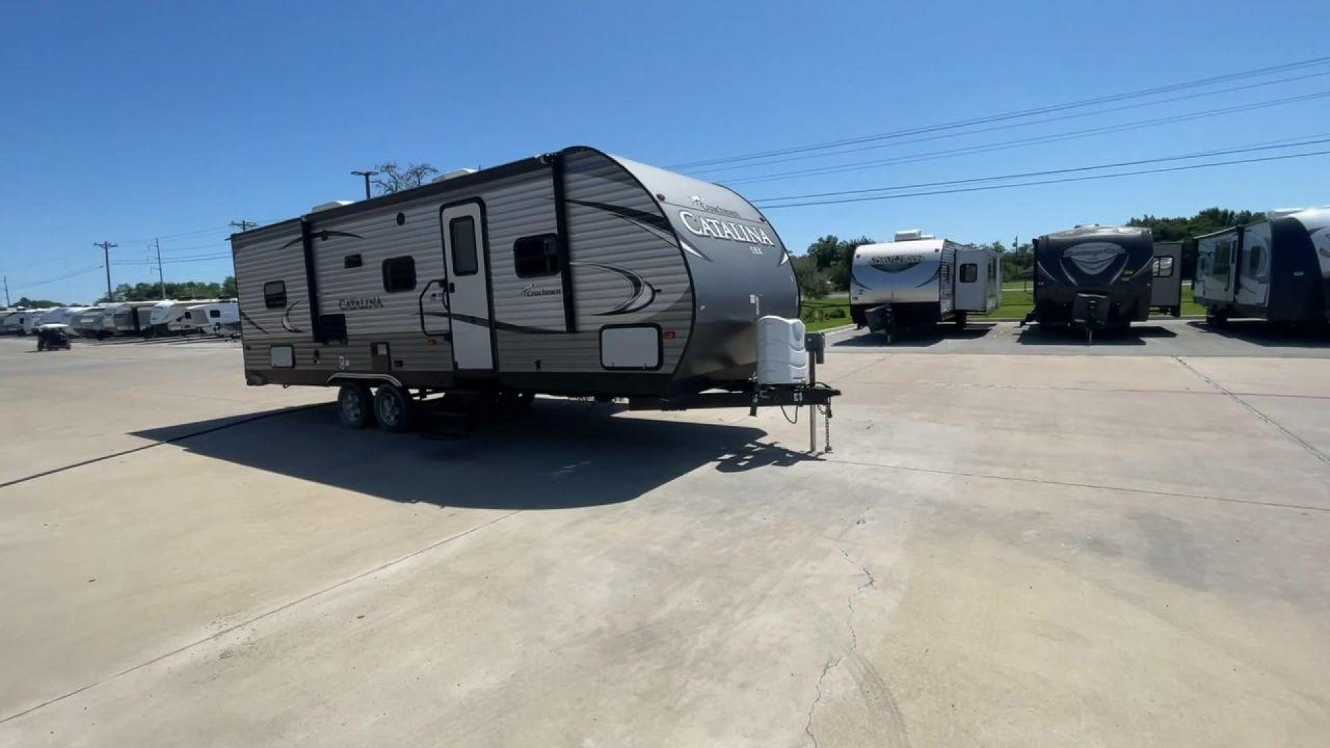 2017 FOREST RIVER CATALINA 261BHS (5ZT2CARB3HU) , Length: 30.25 ft. | Dry Weight: 6,198 lbs. | Gross Weight: 7,700 lbs. | Slides: 1 transmission, located at 4319 N Main St, Cleburne, TX, 76033, (817) 678-5133, 32.385960, -97.391212 - This 2017 Forest River Catalina 261BHS is a dual-axle aluminum wheel setup measuring 30.25 ft. in length and 11.08 ft. in height. It has a dry weight of 6,198 lbs. and a GVWR of 7,700 lbs. It includes one power slide as well as one power awning. This travel trailer is a bunkhouse model that can s - Photo#3