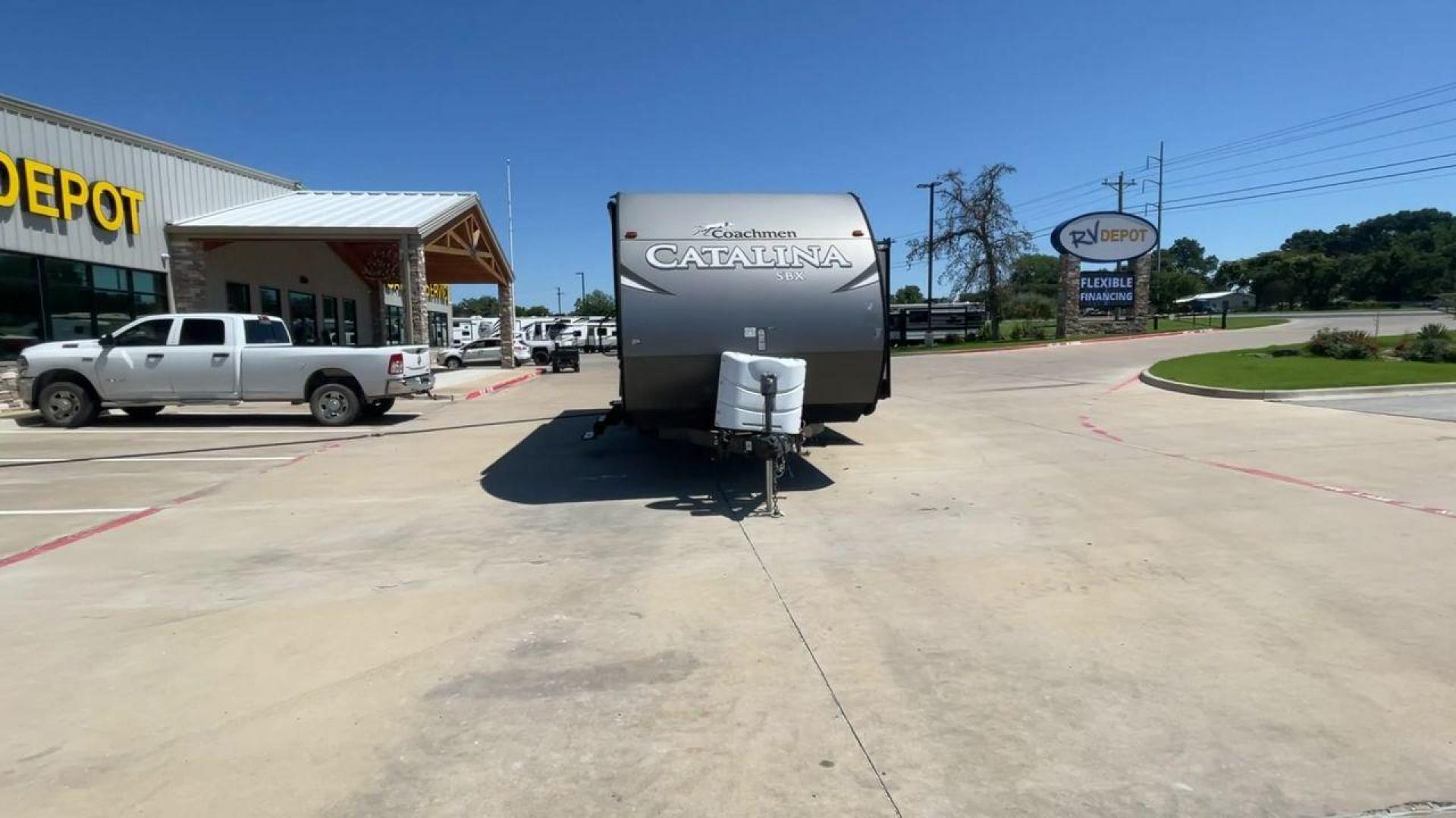 2017 FOREST RIVER CATALINA 261BHS (5ZT2CARB3HU) , Length: 30.25 ft. | Dry Weight: 6,198 lbs. | Gross Weight: 7,700 lbs. | Slides: 1 transmission, located at 4319 N Main St, Cleburne, TX, 76033, (817) 678-5133, 32.385960, -97.391212 - This 2017 Forest River Catalina 261BHS is a dual-axle aluminum wheel setup measuring 30.25 ft. in length and 11.08 ft. in height. It has a dry weight of 6,198 lbs. and a GVWR of 7,700 lbs. It includes one power slide as well as one power awning. This travel trailer is a bunkhouse model that can s - Photo#4