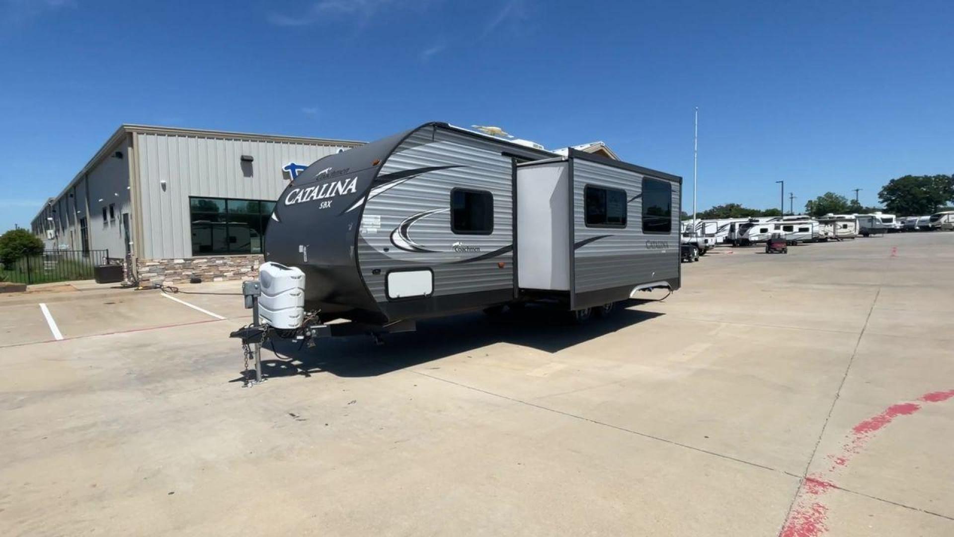 2017 FOREST RIVER CATALINA 261BHS (5ZT2CARB3HU) , Length: 30.25 ft. | Dry Weight: 6,198 lbs. | Gross Weight: 7,700 lbs. | Slides: 1 transmission, located at 4319 N Main St, Cleburne, TX, 76033, (817) 678-5133, 32.385960, -97.391212 - This 2017 Forest River Catalina 261BHS is a dual-axle aluminum wheel setup measuring 30.25 ft. in length and 11.08 ft. in height. It has a dry weight of 6,198 lbs. and a GVWR of 7,700 lbs. It includes one power slide as well as one power awning. This travel trailer is a bunkhouse model that can s - Photo#5