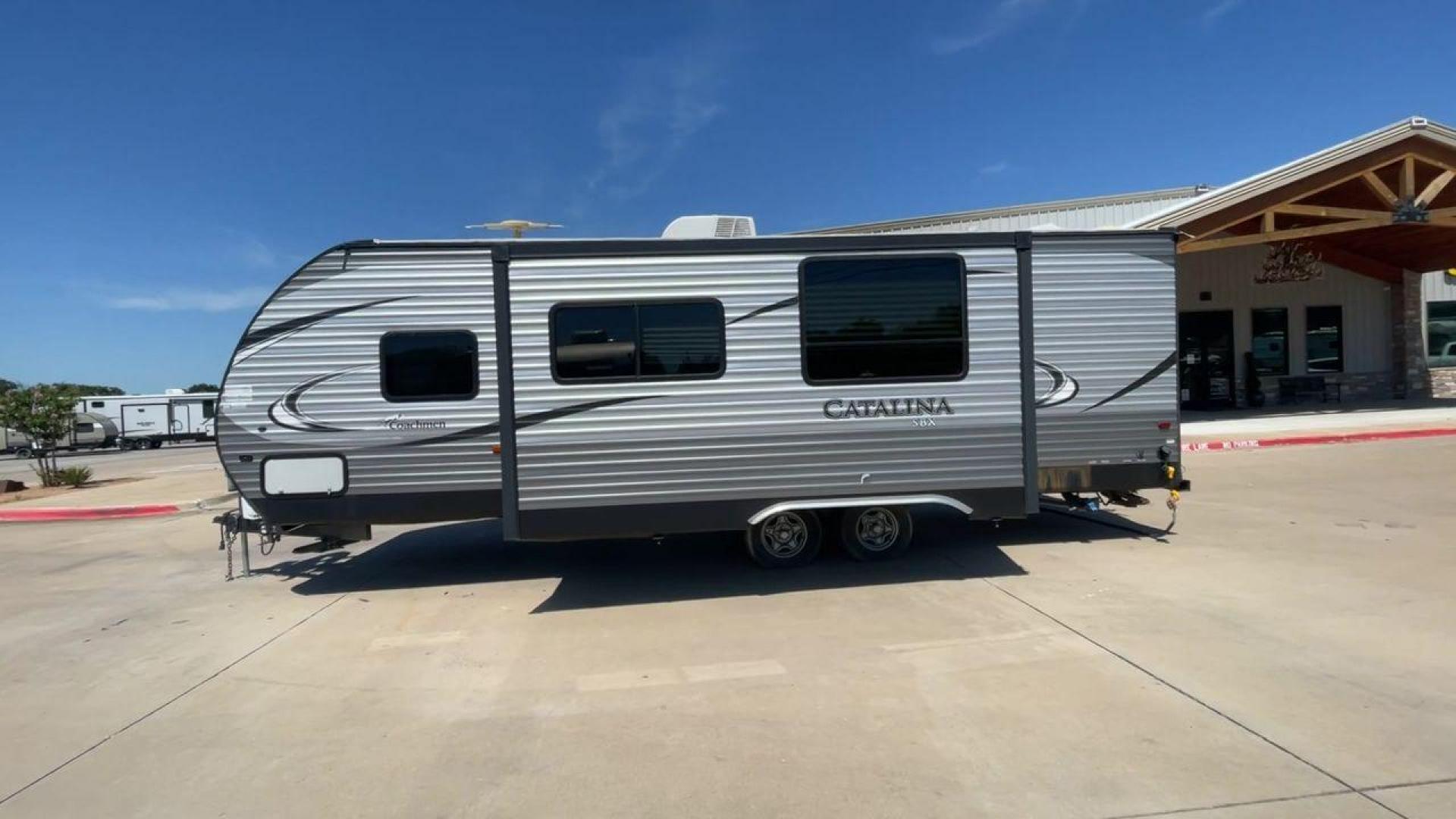 2017 FOREST RIVER CATALINA 261BHS (5ZT2CARB3HU) , Length: 30.25 ft. | Dry Weight: 6,198 lbs. | Gross Weight: 7,700 lbs. | Slides: 1 transmission, located at 4319 N Main St, Cleburne, TX, 76033, (817) 678-5133, 32.385960, -97.391212 - This 2017 Forest River Catalina 261BHS is a dual-axle aluminum wheel setup measuring 30.25 ft. in length and 11.08 ft. in height. It has a dry weight of 6,198 lbs. and a GVWR of 7,700 lbs. It includes one power slide as well as one power awning. This travel trailer is a bunkhouse model that can s - Photo#6