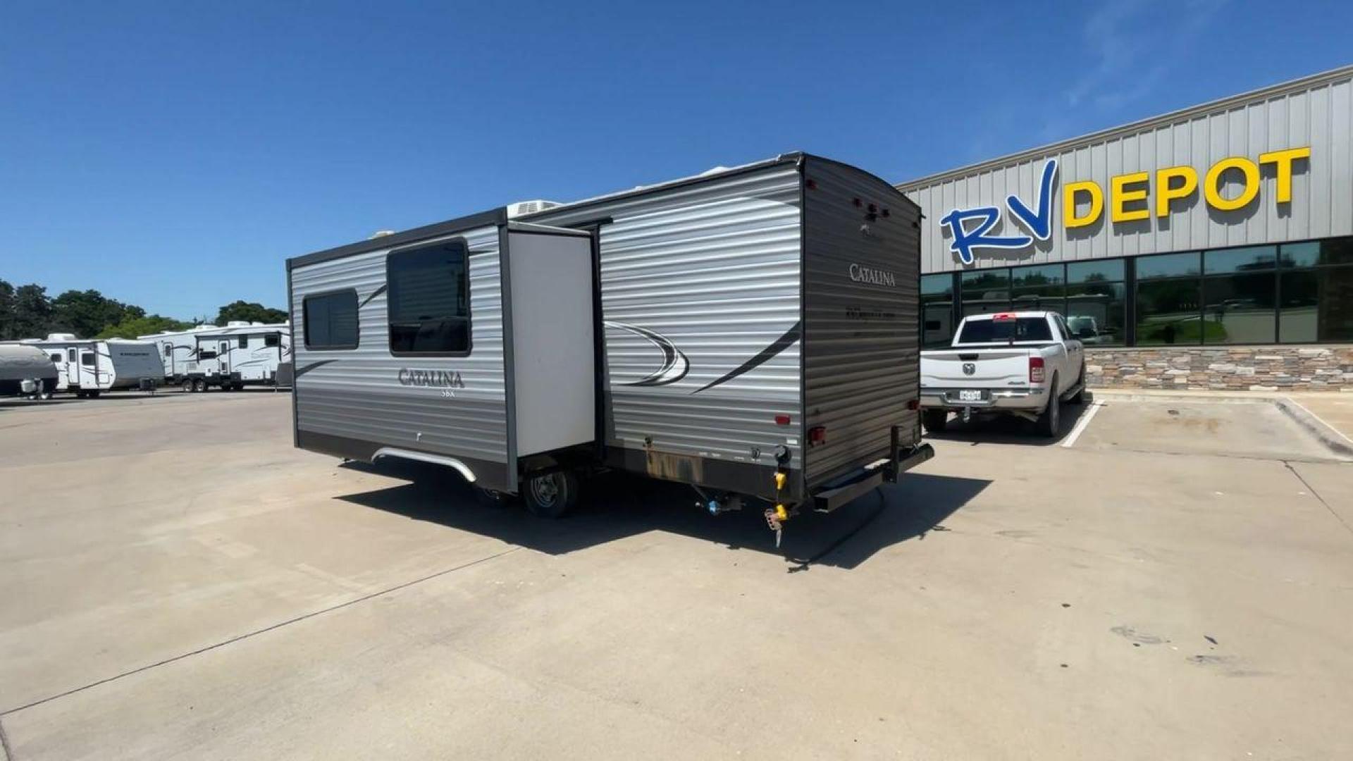 2017 FOREST RIVER CATALINA 261BHS (5ZT2CARB3HU) , Length: 30.25 ft. | Dry Weight: 6,198 lbs. | Gross Weight: 7,700 lbs. | Slides: 1 transmission, located at 4319 N Main St, Cleburne, TX, 76033, (817) 678-5133, 32.385960, -97.391212 - This 2017 Forest River Catalina 261BHS is a dual-axle aluminum wheel setup measuring 30.25 ft. in length and 11.08 ft. in height. It has a dry weight of 6,198 lbs. and a GVWR of 7,700 lbs. It includes one power slide as well as one power awning. This travel trailer is a bunkhouse model that can s - Photo#7