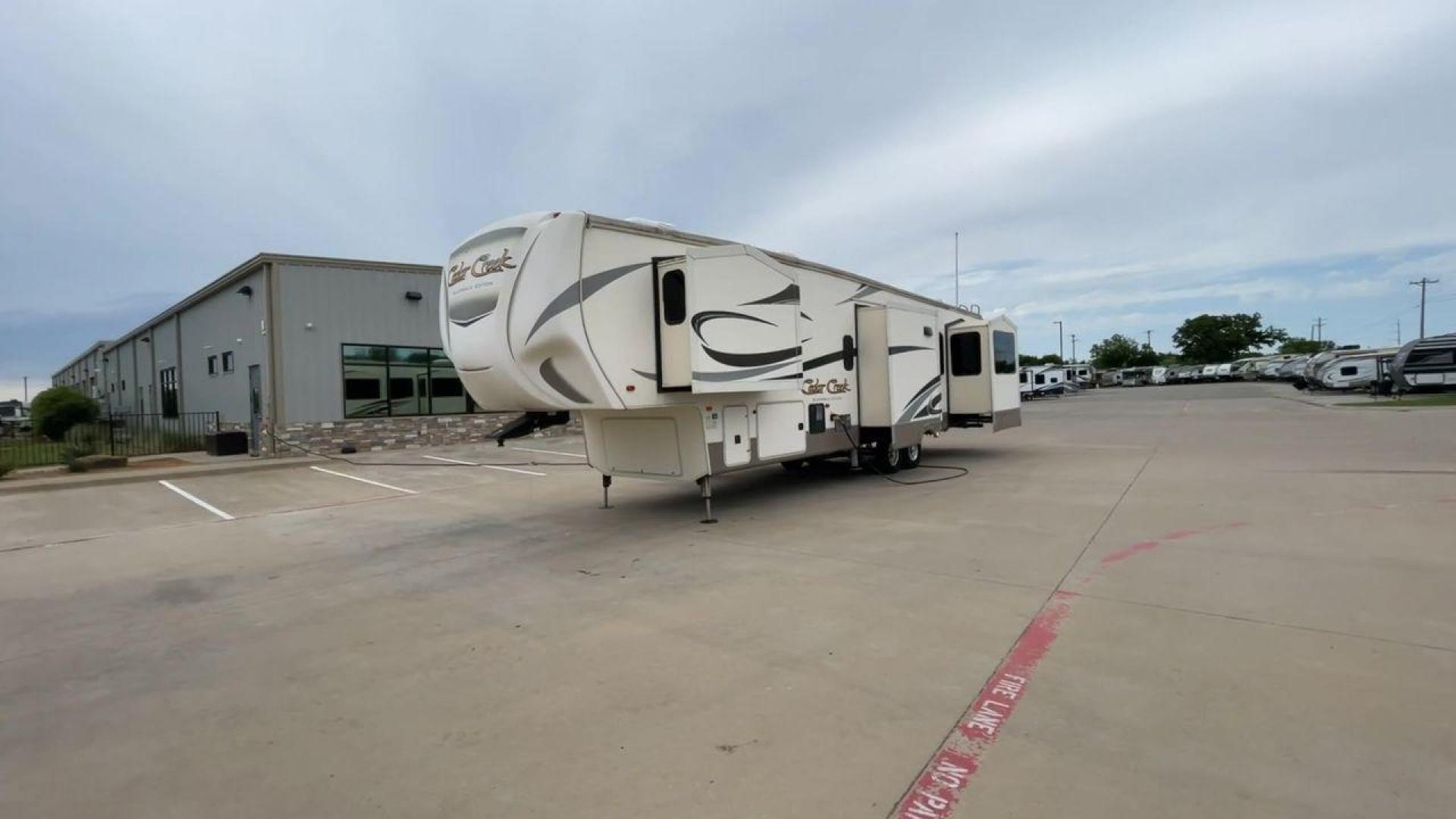 2017 WHITE FOREST RIVER CEDAR CREEK SILVERBA (4X4FCRN20HS) , located at 4319 N Main St, Cleburne, TX, 76033, (817) 678-5133, 32.385960, -97.391212 - Photo#5