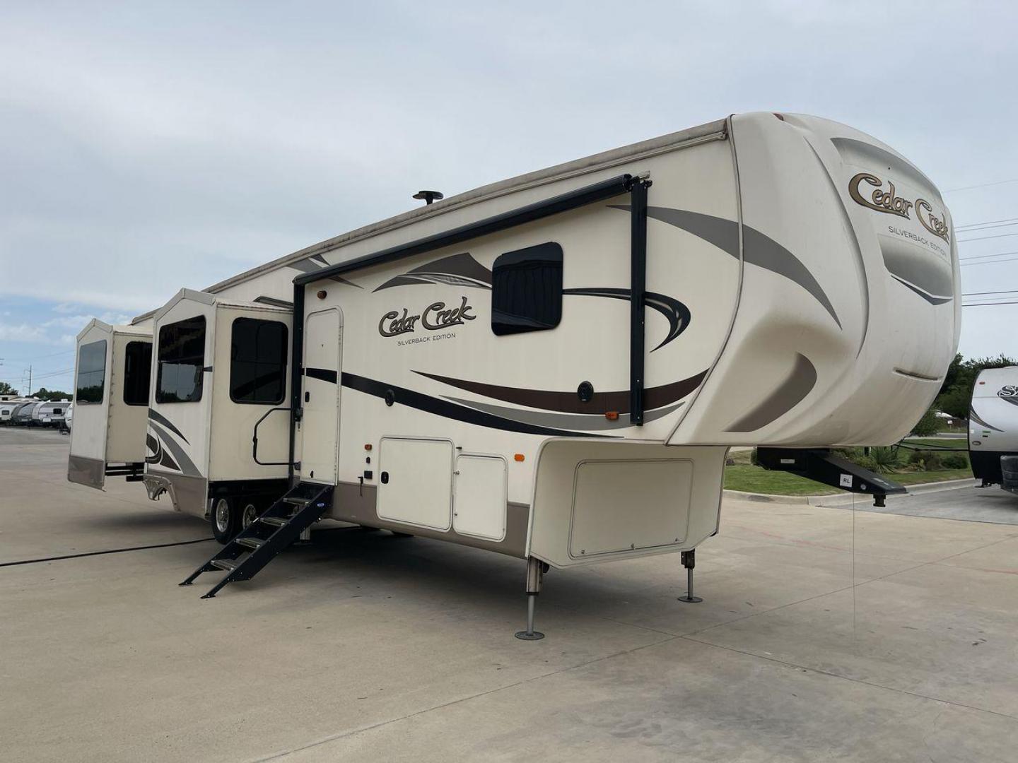 2017 WHITE FOREST RIVER CEDAR CREEK SILVERBA (4X4FCRN20HS) , located at 4319 N Main St, Cleburne, TX, 76033, (817) 678-5133, 32.385960, -97.391212 - Photo#23