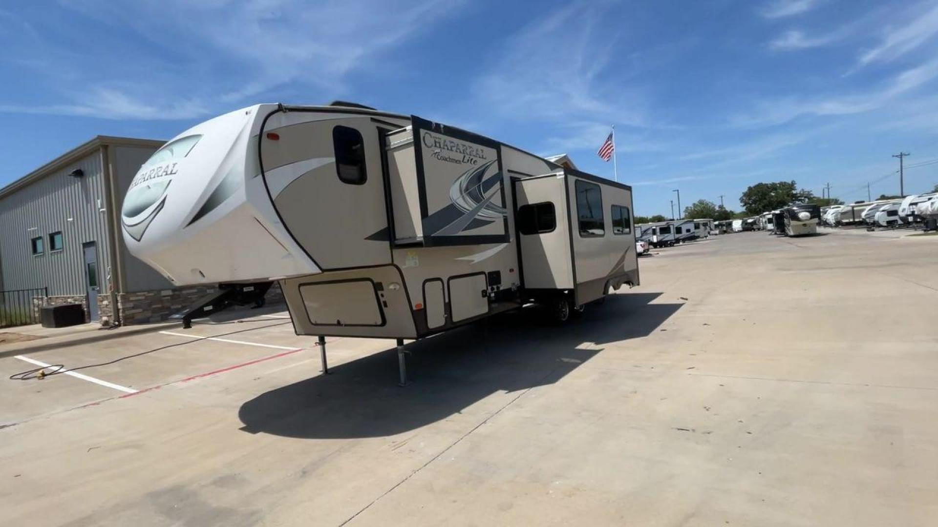 2017 FOREST RIVER CHAPARRAL 295BHS (5ZT3CLUB9HA) , Length: 34.58 ft. | Dry Weight: 8,898 lbs. | Gross Weight: 11,000 lbs. | Slides: 2 transmission, located at 4319 N Main St, Cleburne, TX, 76033, (817) 678-5133, 32.385960, -97.391212 - Photo#5