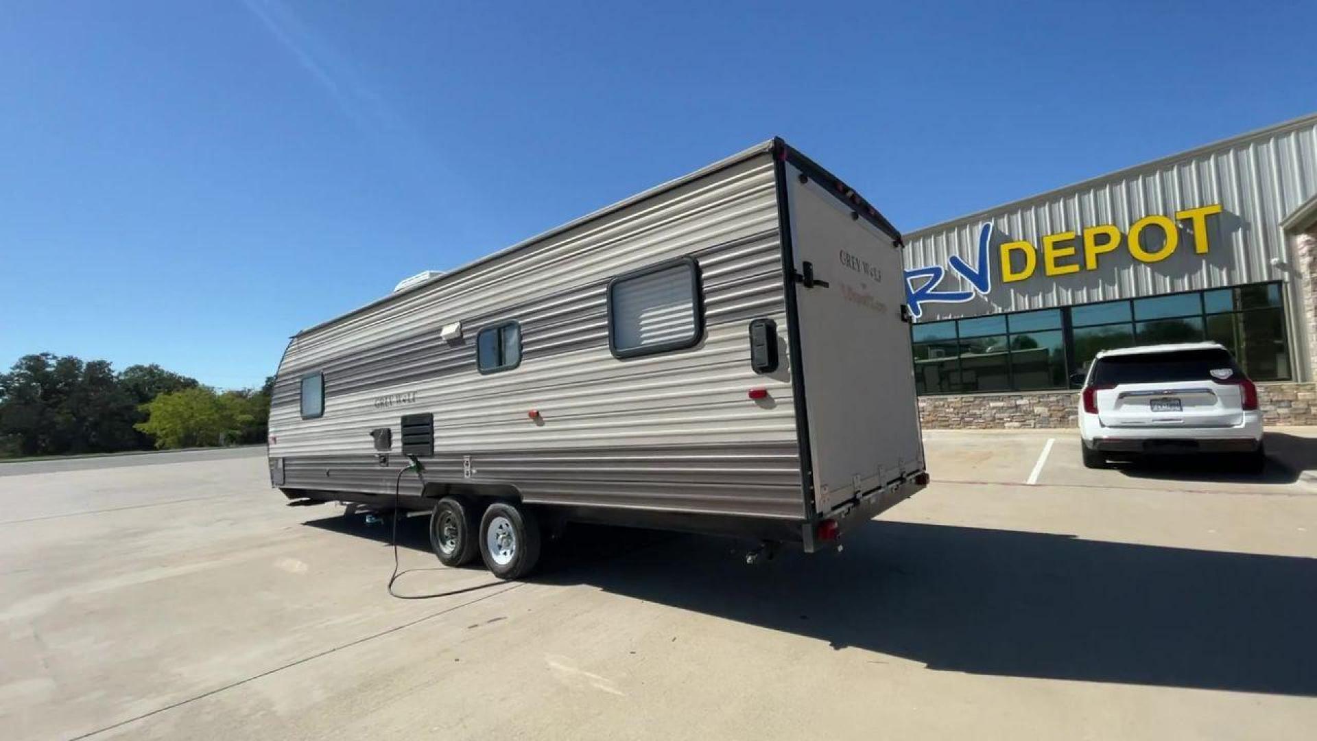 2017 TAN FOREST RIVER CHEROKEE 26RR (4X4TCKB26HK) , Length: 30.67 ft. | Dry Weight: 5,030 lbs. | Gross Weight: 7,775 lbs. | Slides: 0 transmission, located at 4319 N Main St, Cleburne, TX, 76033, (817) 678-5133, 32.385960, -97.391212 - Take off on your outdoor activities in the travel trailer, the 2017 Forest River Cherokee 26RR. This adaptable and tastefully constructed RV provides a cozy and useful area for your camping adventures. This toy hauler have dimensions of 30.67 ft in length, 8.08 ft in width, and 10.5 ft in height. It - Photo#7