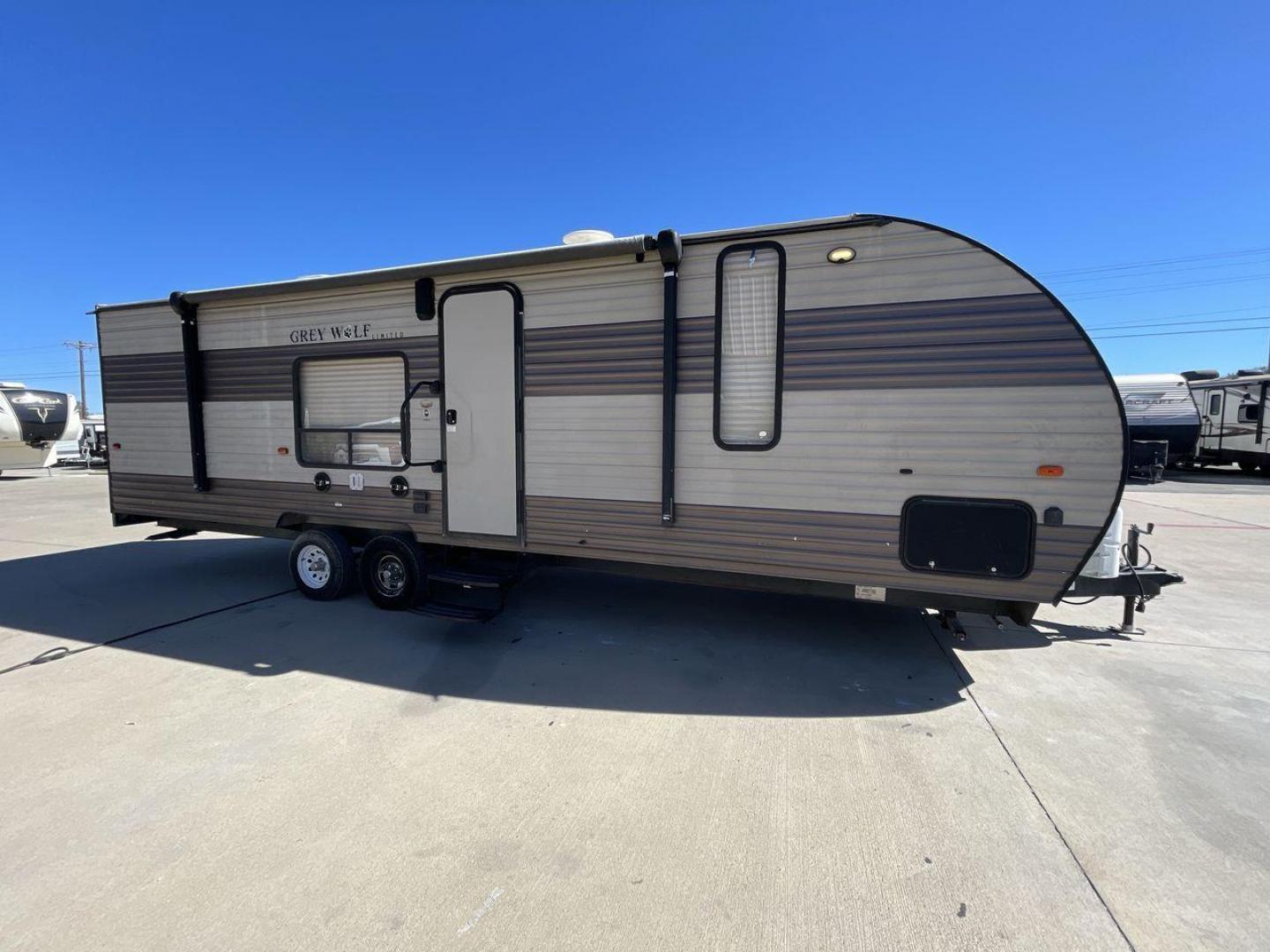 2017 TAN FOREST RIVER CHEROKEE 26RR (4X4TCKB26HK) , Length: 30.67 ft. | Dry Weight: 5,030 lbs. | Gross Weight: 7,775 lbs. | Slides: 0 transmission, located at 4319 N Main St, Cleburne, TX, 76033, (817) 678-5133, 32.385960, -97.391212 - Take off on your outdoor activities in the travel trailer, the 2017 Forest River Cherokee 26RR. This adaptable and tastefully constructed RV provides a cozy and useful area for your camping adventures. This toy hauler have dimensions of 30.67 ft in length, 8.08 ft in width, and 10.5 ft in height. It - Photo#20