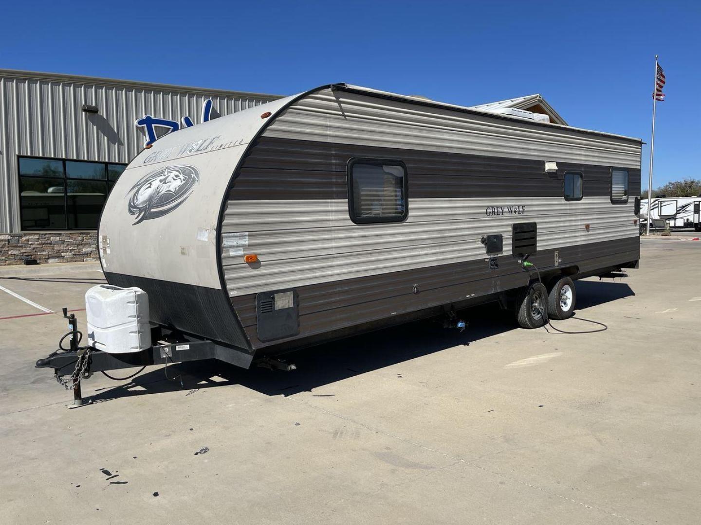 2017 TAN FOREST RIVER CHEROKEE 26RR (4X4TCKB26HK) , Length: 30.67 ft. | Dry Weight: 5,030 lbs. | Gross Weight: 7,775 lbs. | Slides: 0 transmission, located at 4319 N Main St, Cleburne, TX, 76033, (817) 678-5133, 32.385960, -97.391212 - Take off on your outdoor activities in the travel trailer, the 2017 Forest River Cherokee 26RR. This adaptable and tastefully constructed RV provides a cozy and useful area for your camping adventures. This toy hauler have dimensions of 30.67 ft in length, 8.08 ft in width, and 10.5 ft in height. It - Photo#21