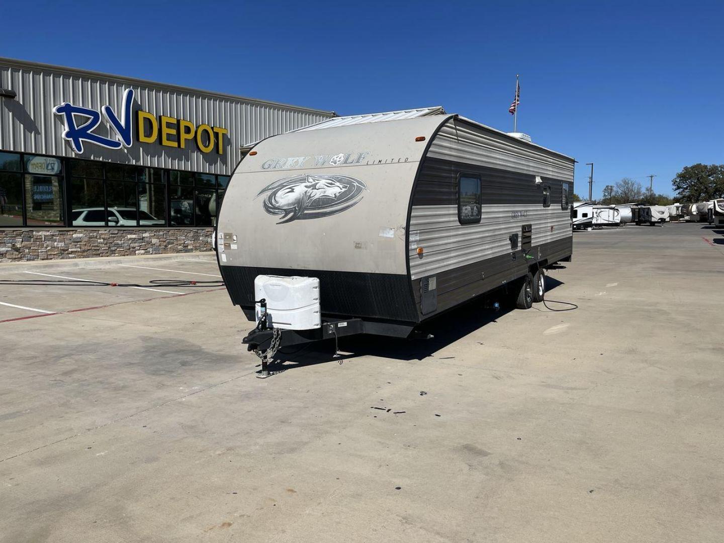 2017 TAN FOREST RIVER CHEROKEE 26RR (4X4TCKB26HK) , Length: 30.67 ft. | Dry Weight: 5,030 lbs. | Gross Weight: 7,775 lbs. | Slides: 0 transmission, located at 4319 N Main St, Cleburne, TX, 76033, (817) 678-5133, 32.385960, -97.391212 - Take off on your outdoor activities in the travel trailer, the 2017 Forest River Cherokee 26RR. This adaptable and tastefully constructed RV provides a cozy and useful area for your camping adventures. This toy hauler have dimensions of 30.67 ft in length, 8.08 ft in width, and 10.5 ft in height. It - Photo#0