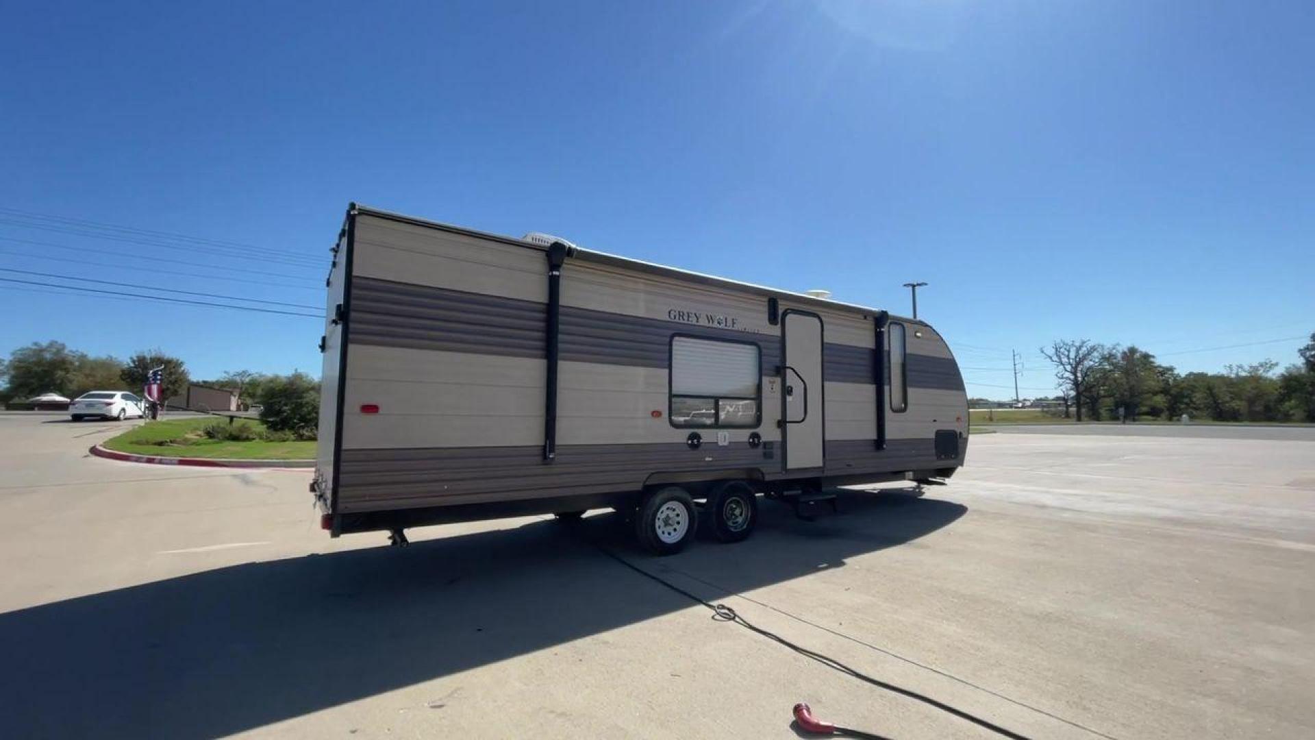 2017 TAN FOREST RIVER CHEROKEE 26RR (4X4TCKB26HK) , Length: 30.67 ft. | Dry Weight: 5,030 lbs. | Gross Weight: 7,775 lbs. | Slides: 0 transmission, located at 4319 N Main St, Cleburne, TX, 76033, (817) 678-5133, 32.385960, -97.391212 - Take off on your outdoor activities in the travel trailer, the 2017 Forest River Cherokee 26RR. This adaptable and tastefully constructed RV provides a cozy and useful area for your camping adventures. This toy hauler have dimensions of 30.67 ft in length, 8.08 ft in width, and 10.5 ft in height. It - Photo#1