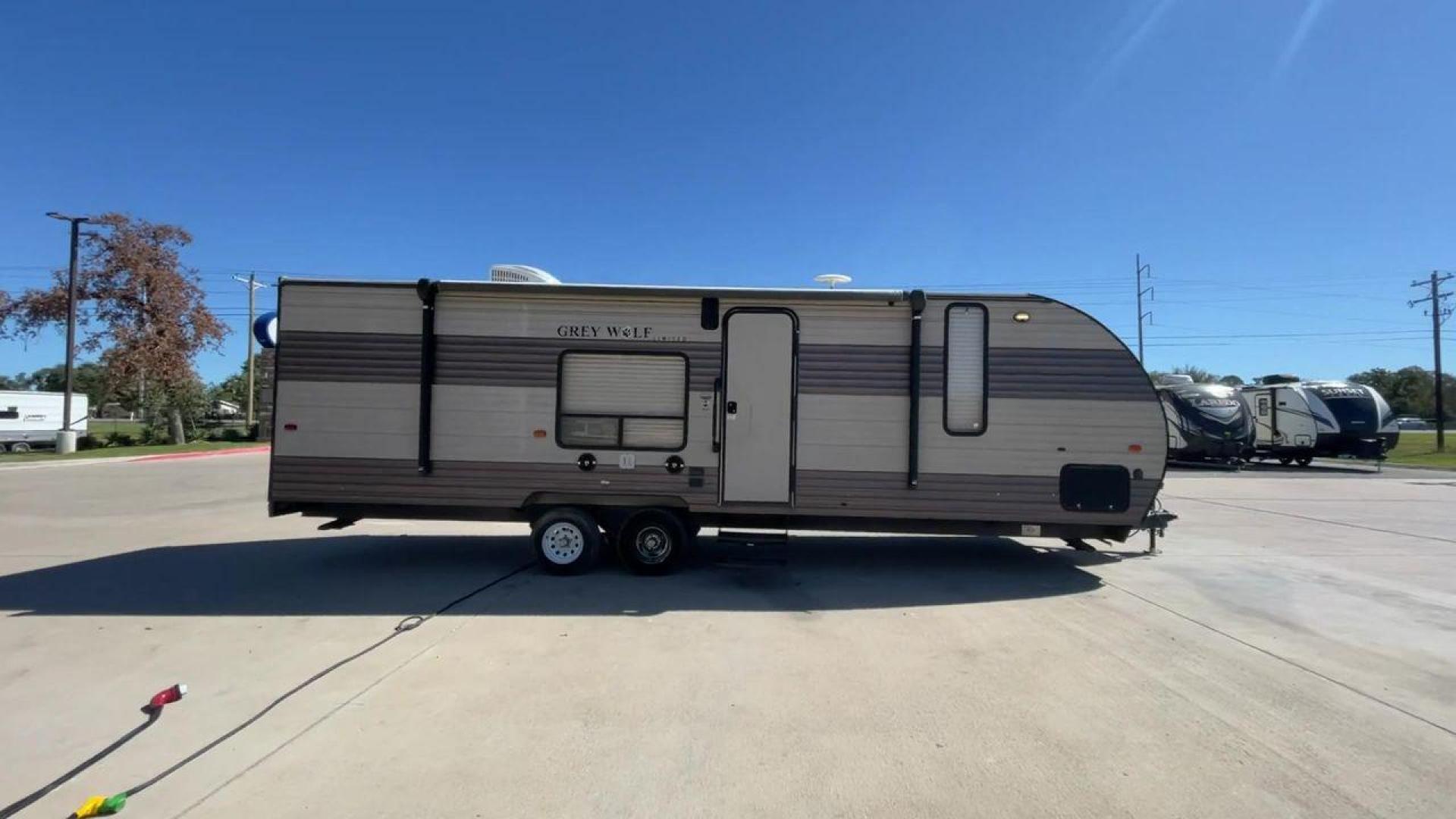 2017 TAN FOREST RIVER CHEROKEE 26RR (4X4TCKB26HK) , Length: 30.67 ft. | Dry Weight: 5,030 lbs. | Gross Weight: 7,775 lbs. | Slides: 0 transmission, located at 4319 N Main St, Cleburne, TX, 76033, (817) 678-5133, 32.385960, -97.391212 - Take off on your outdoor activities in the travel trailer, the 2017 Forest River Cherokee 26RR. This adaptable and tastefully constructed RV provides a cozy and useful area for your camping adventures. This toy hauler have dimensions of 30.67 ft in length, 8.08 ft in width, and 10.5 ft in height. It - Photo#2