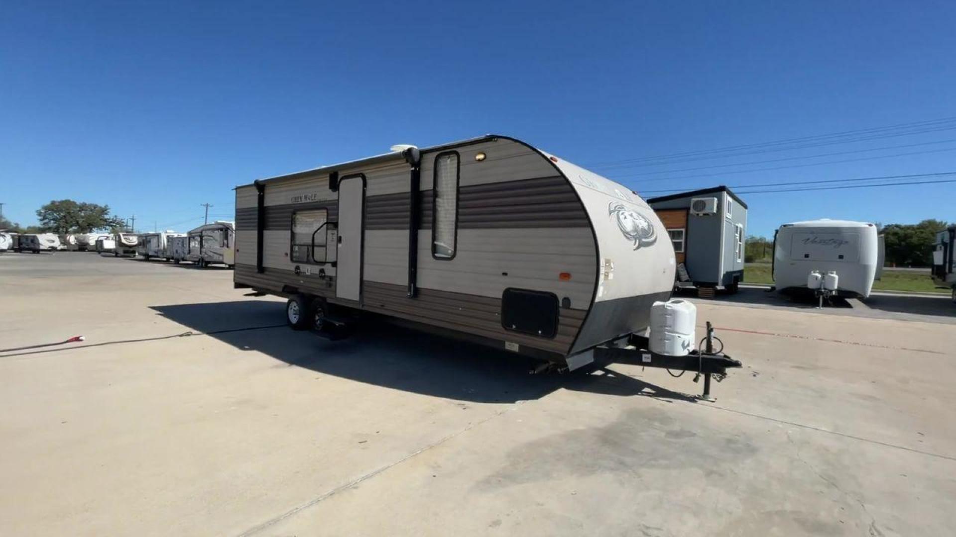 2017 TAN FOREST RIVER CHEROKEE 26RR (4X4TCKB26HK) , Length: 30.67 ft. | Dry Weight: 5,030 lbs. | Gross Weight: 7,775 lbs. | Slides: 0 transmission, located at 4319 N Main St, Cleburne, TX, 76033, (817) 678-5133, 32.385960, -97.391212 - Take off on your outdoor activities in the travel trailer, the 2017 Forest River Cherokee 26RR. This adaptable and tastefully constructed RV provides a cozy and useful area for your camping adventures. This toy hauler have dimensions of 30.67 ft in length, 8.08 ft in width, and 10.5 ft in height. It - Photo#3