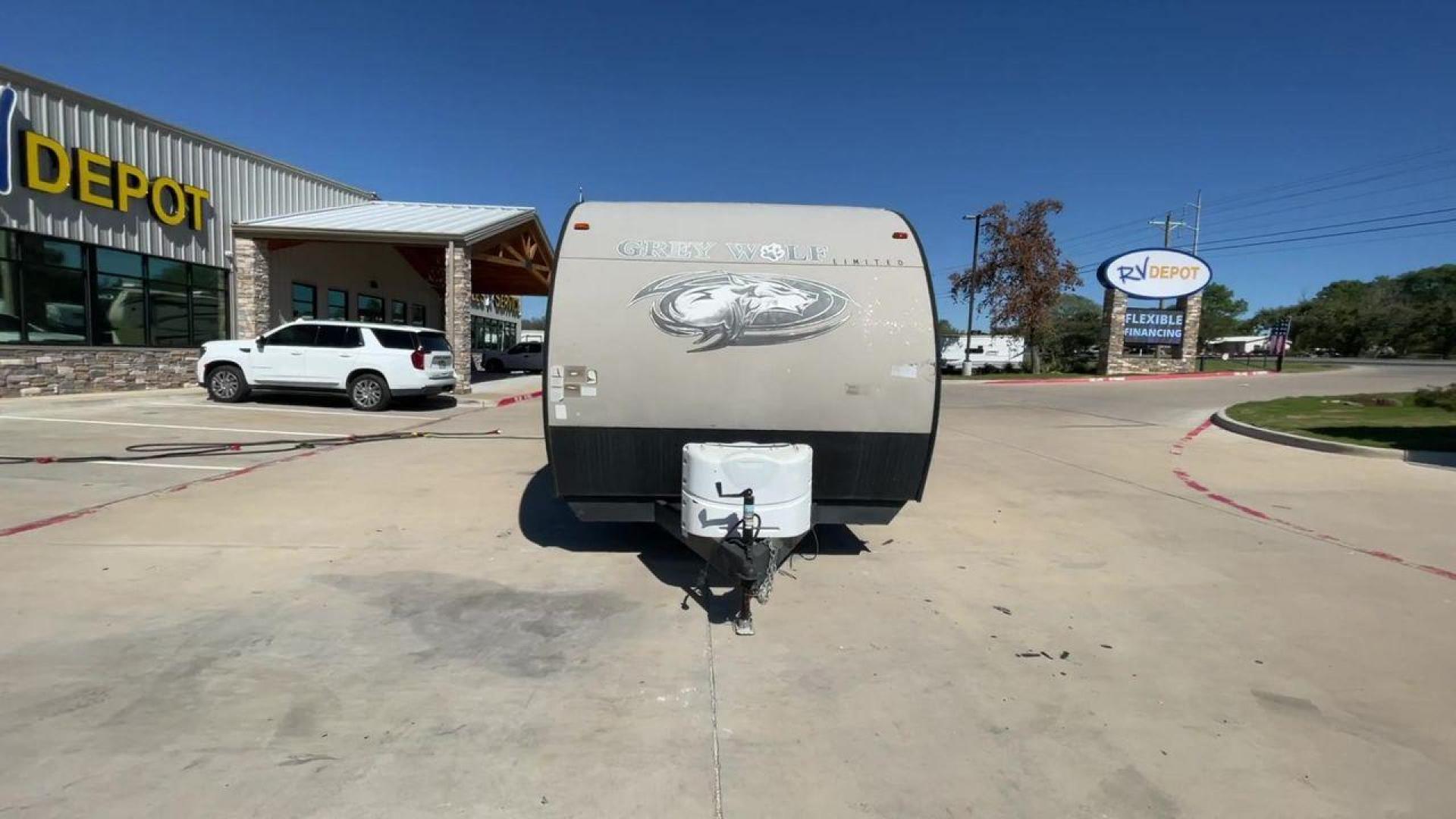 2017 TAN FOREST RIVER CHEROKEE 26RR (4X4TCKB26HK) , Length: 30.67 ft. | Dry Weight: 5,030 lbs. | Gross Weight: 7,775 lbs. | Slides: 0 transmission, located at 4319 N Main St, Cleburne, TX, 76033, (817) 678-5133, 32.385960, -97.391212 - Take off on your outdoor activities in the travel trailer, the 2017 Forest River Cherokee 26RR. This adaptable and tastefully constructed RV provides a cozy and useful area for your camping adventures. This toy hauler have dimensions of 30.67 ft in length, 8.08 ft in width, and 10.5 ft in height. It - Photo#4