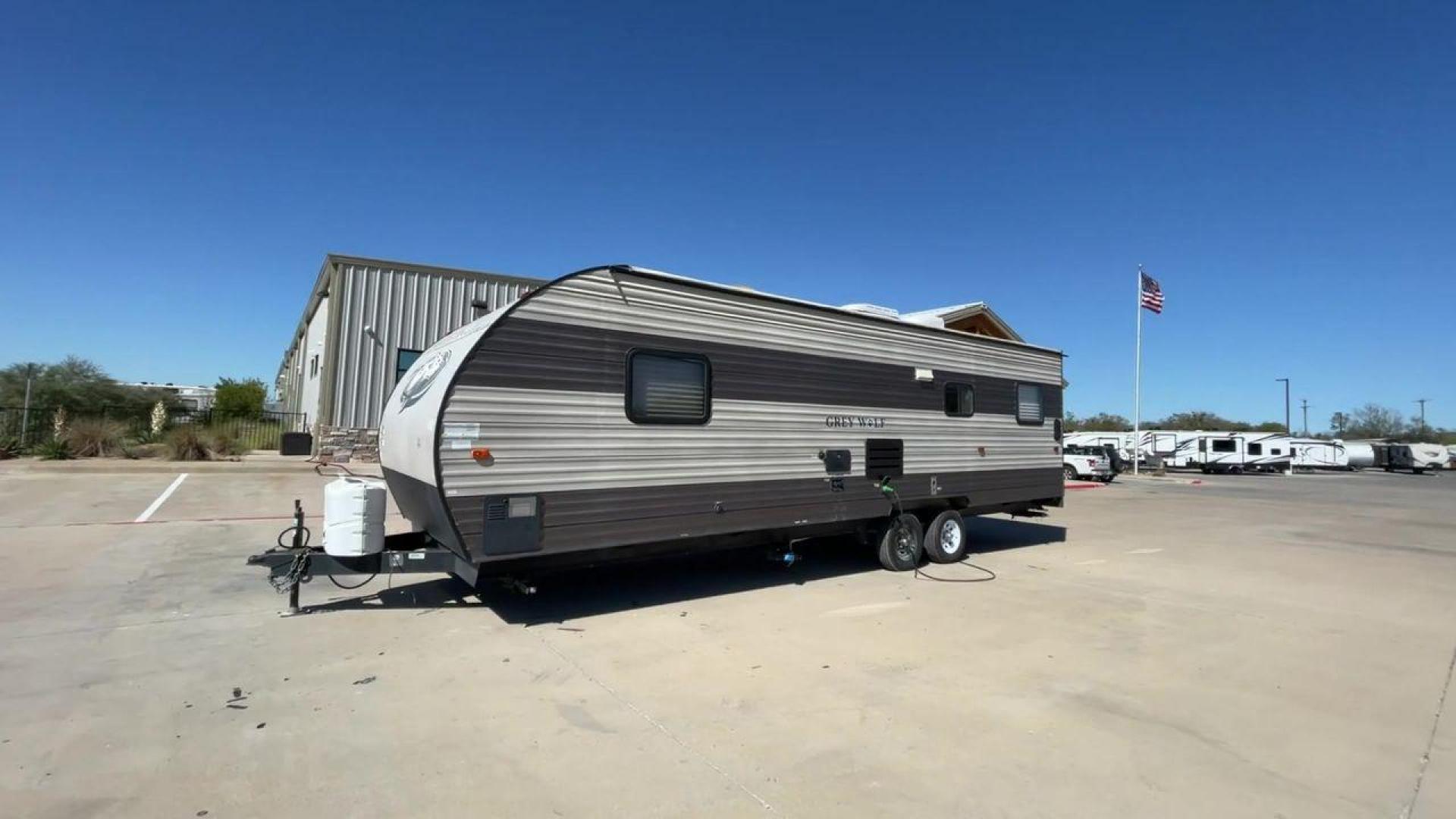 2017 TAN FOREST RIVER CHEROKEE 26RR (4X4TCKB26HK) , Length: 30.67 ft. | Dry Weight: 5,030 lbs. | Gross Weight: 7,775 lbs. | Slides: 0 transmission, located at 4319 N Main St, Cleburne, TX, 76033, (817) 678-5133, 32.385960, -97.391212 - Take off on your outdoor activities in the travel trailer, the 2017 Forest River Cherokee 26RR. This adaptable and tastefully constructed RV provides a cozy and useful area for your camping adventures. This toy hauler have dimensions of 30.67 ft in length, 8.08 ft in width, and 10.5 ft in height. It - Photo#5