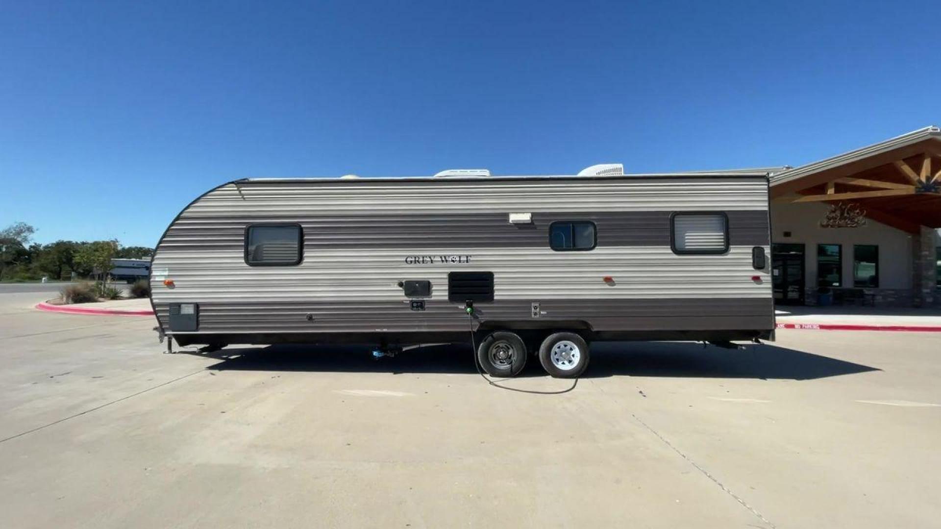 2017 TAN FOREST RIVER CHEROKEE 26RR (4X4TCKB26HK) , Length: 30.67 ft. | Dry Weight: 5,030 lbs. | Gross Weight: 7,775 lbs. | Slides: 0 transmission, located at 4319 N Main St, Cleburne, TX, 76033, (817) 678-5133, 32.385960, -97.391212 - Take off on your outdoor activities in the travel trailer, the 2017 Forest River Cherokee 26RR. This adaptable and tastefully constructed RV provides a cozy and useful area for your camping adventures. This toy hauler have dimensions of 30.67 ft in length, 8.08 ft in width, and 10.5 ft in height. It - Photo#6