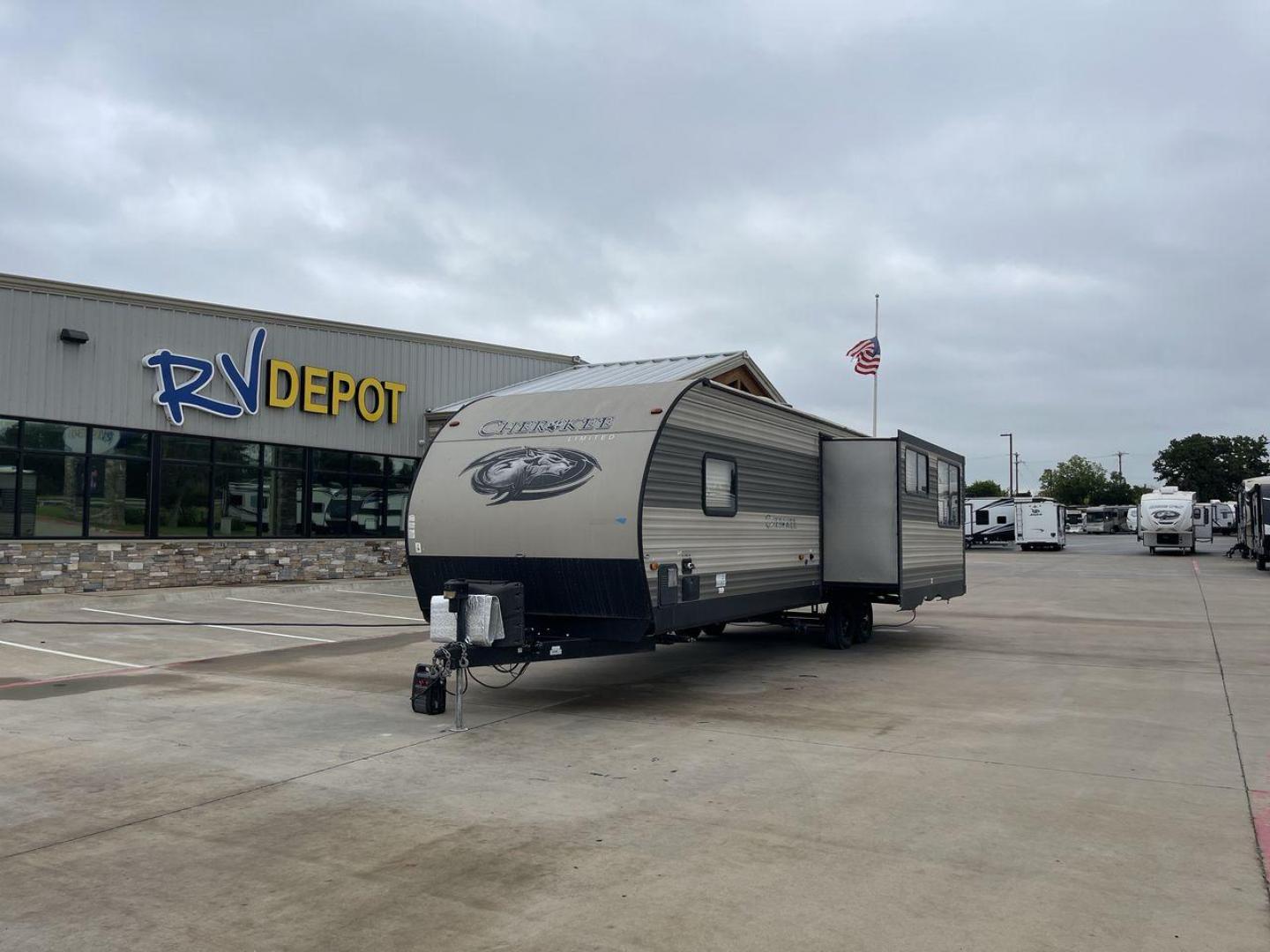 2017 TAN FOREST RIVER CHEROKEE 274RK (4X4TCKC24HX) , Length: 33.58 ft.| Dry Weight: 6,892 lbs. | Gross Weight: 9,985 lbs. | Slides: 1 transmission, located at 4319 N Main St, Cleburne, TX, 76033, (817) 678-5133, 32.385960, -97.391212 - The 2017 Forest River Cherokee 274RK travel trailer has dimensions of 33.58 ft in length, 8.08 ft in width, and 11.08 ft in height. The dry weight is about 6,892 lbs with a payload capacity of 3,093 lbs. The GVWR is 9,985 lbs, and the hitch weight is 810 lbs. This unit's exterior has a front deep pa - Photo#0