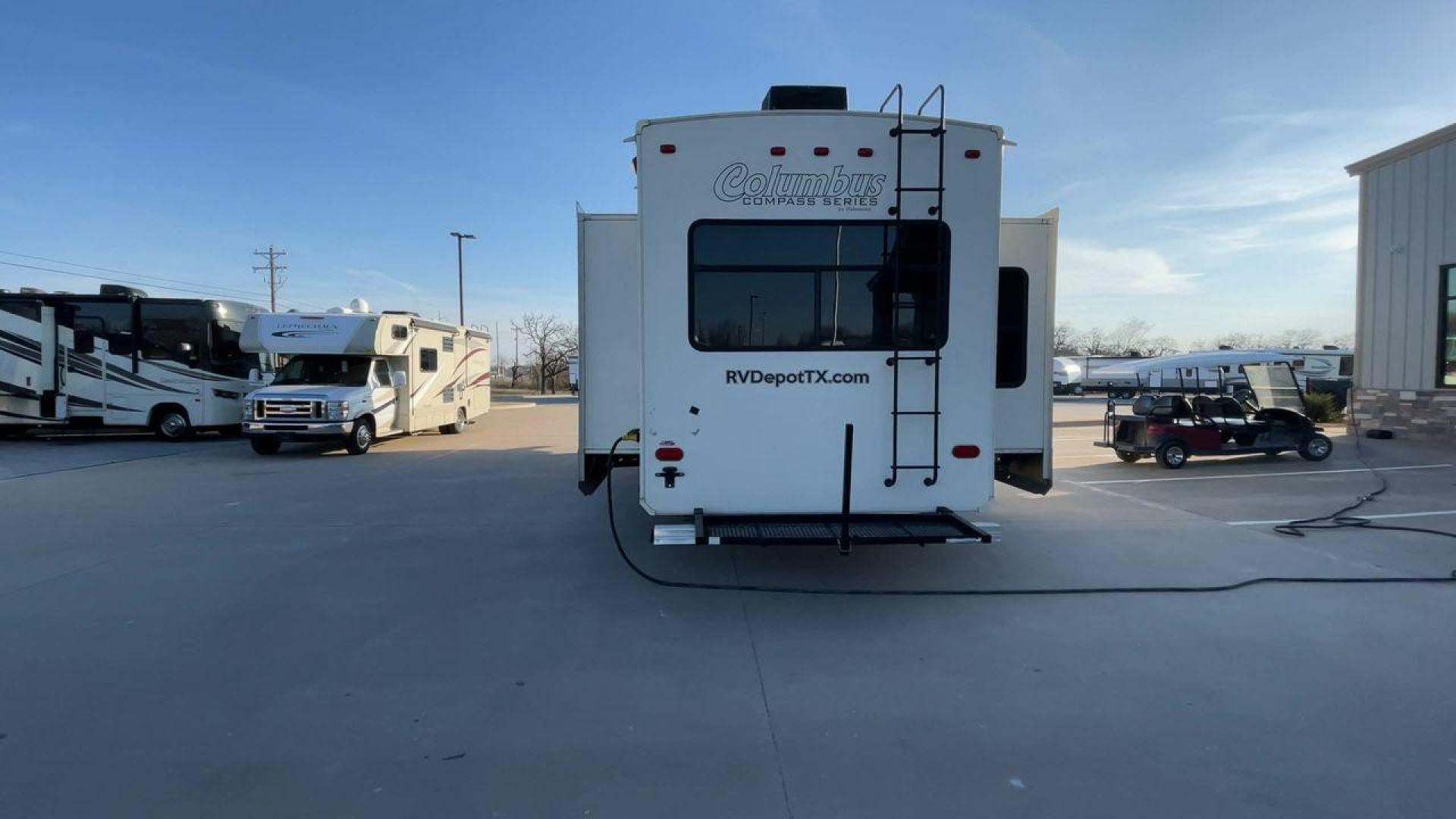 2017 FOREST RIVER COLUMBUS 377MB (4X4FCMP29H6) , Length: 42.58 ft. | Dry Weight: 13,006 lbs. | Gross Weight: 16,006 lbs. | Slides: 4 transmission, located at 4319 N Main St, Cleburne, TX, 76033, (817) 678-5133, 32.385960, -97.391212 - Photo#8