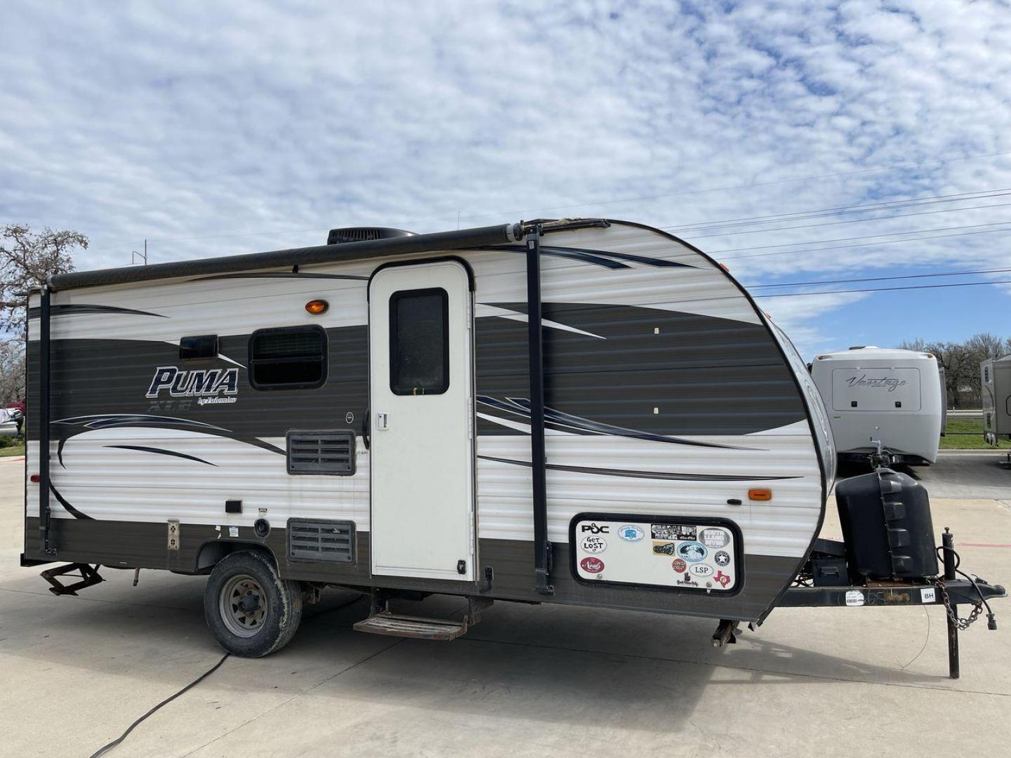 2017 FOREST RIVER PUMA 17QBC (4X4TPU716HP) , Length: 22 ft. | Dry Weight: 3,462 lbs. | Gross Weight: 4,803 lbs. | Slides: 0 transmission, located at 4319 N Main St, Cleburne, TX, 76033, (817) 678-5133, 32.385960, -97.391212 - Lovely and lightweight -- these qualities best describe the 2017 Forest River Puma 17QBC. It measures exactly 22 ft. in length and has a dry weight of 3,462 lbs. It also has a GVWR of 4,803 lbs. and a hitch weight of 403 lbs. This modest yet well-equipped ultra lite travel trailer makes an excellent - Photo#23