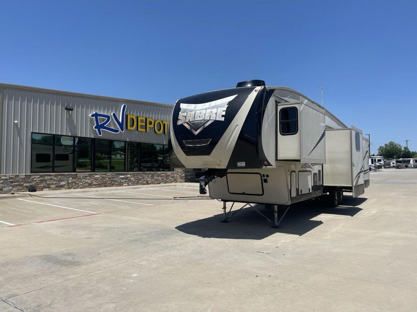 2017 FOREST RIVER SABRE 365MB (4X4FSRN22H3) , Length: 42.42 ft | Dry Weight: 12,994 lbs | Gross Weight: 15,500 lbs | Slides: 4 transmission, located at 4319 N Main St, Cleburne, TX, 76033, (817) 678-5133, 32.385960, -97.391212 - The 2017 Forest River Sabre 365MB is a roomy fifth wheel that is meant to make camping trips more comfortable. With its spacious layout and thoughtful features, this RV provides a luxury home away from home. The unit measures 42.42 feet in length and weighs 12,994 lbs. dry, offers enough space for r - Photo#0