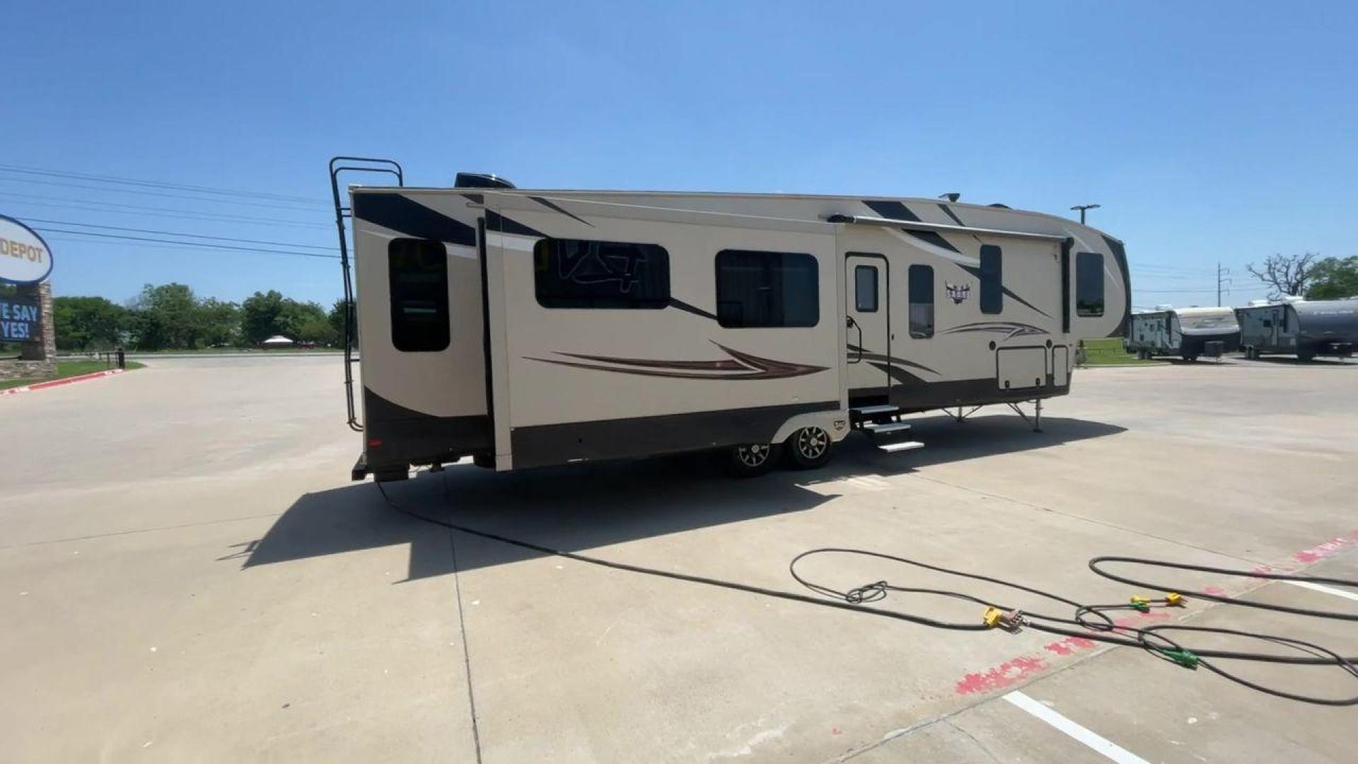 2017 FOREST RIVER SABRE 365MB (4X4FSRN22H3) , Length: 42.42 ft | Dry Weight: 12,994 lbs | Gross Weight: 15,500 lbs | Slides: 4 transmission, located at 4319 N Main St, Cleburne, TX, 76033, (817) 678-5133, 32.385960, -97.391212 - The 2017 Forest River Sabre 365MB is a roomy fifth wheel that is meant to make camping trips more comfortable. With its spacious layout and thoughtful features, this RV provides a luxury home away from home. The unit measures 42.42 feet in length and weighs 12,994 lbs. dry, offers enough space for r - Photo#1