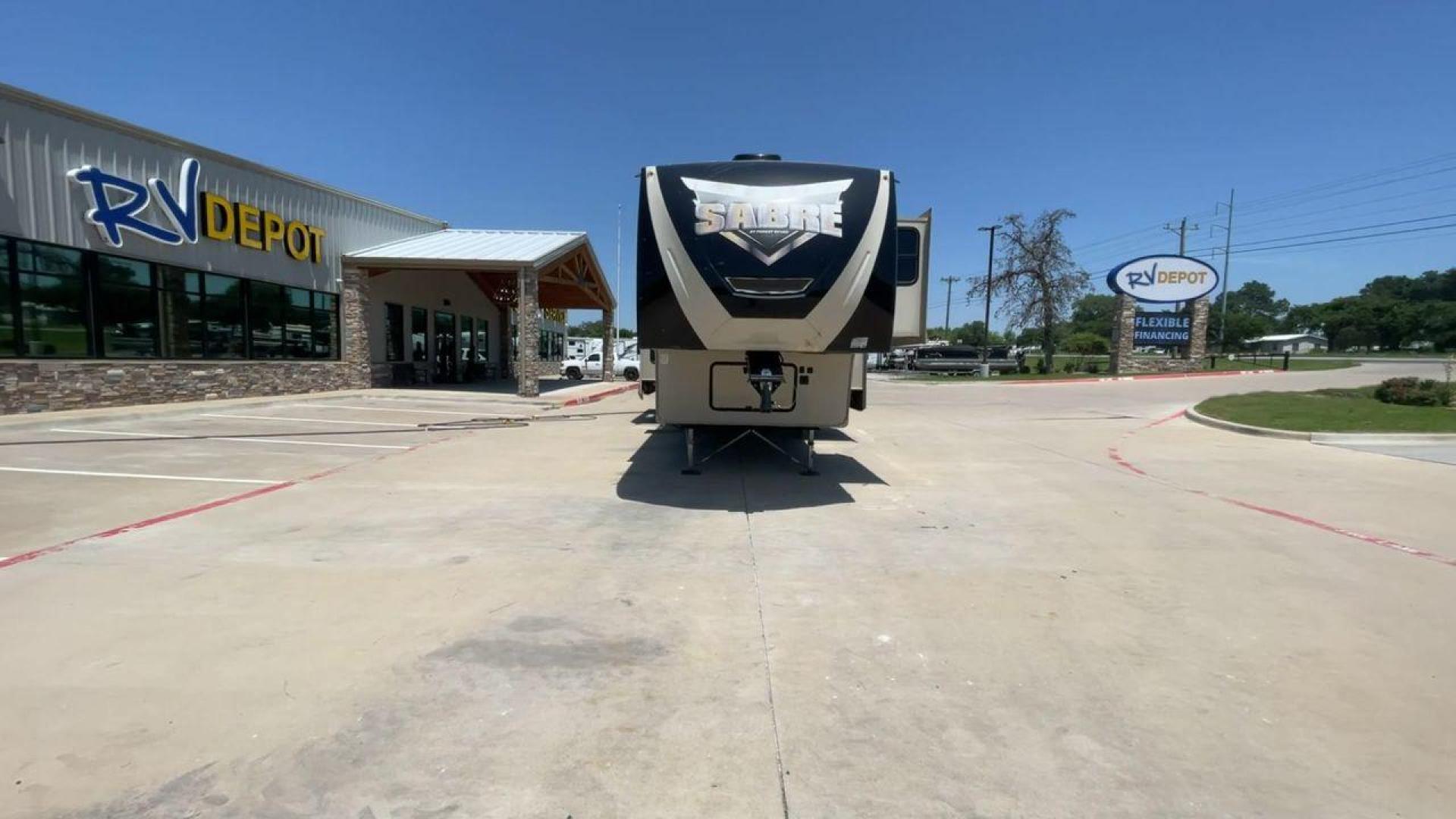 2017 FOREST RIVER SABRE 365MB (4X4FSRN22H3) , Length: 42.42 ft | Dry Weight: 12,994 lbs | Gross Weight: 15,500 lbs | Slides: 4 transmission, located at 4319 N Main St, Cleburne, TX, 76033, (817) 678-5133, 32.385960, -97.391212 - The 2017 Forest River Sabre 365MB is a roomy fifth wheel that is meant to make camping trips more comfortable. With its spacious layout and thoughtful features, this RV provides a luxury home away from home. The unit measures 42.42 feet in length and weighs 12,994 lbs. dry, offers enough space for r - Photo#4