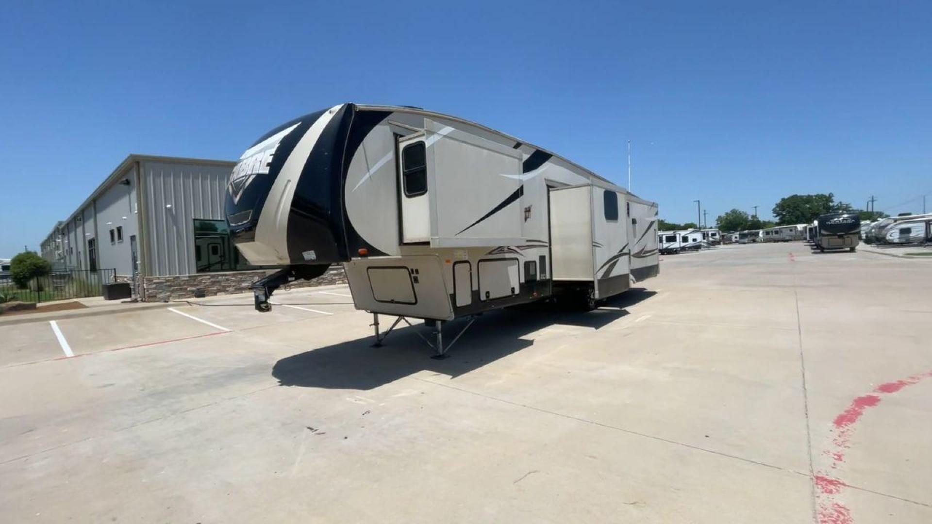 2017 FOREST RIVER SABRE 365MB (4X4FSRN22H3) , Length: 42.42 ft | Dry Weight: 12,994 lbs | Gross Weight: 15,500 lbs | Slides: 4 transmission, located at 4319 N Main St, Cleburne, TX, 76033, (817) 678-5133, 32.385960, -97.391212 - The 2017 Forest River Sabre 365MB is a roomy fifth wheel that is meant to make camping trips more comfortable. With its spacious layout and thoughtful features, this RV provides a luxury home away from home. The unit measures 42.42 feet in length and weighs 12,994 lbs. dry, offers enough space for r - Photo#5