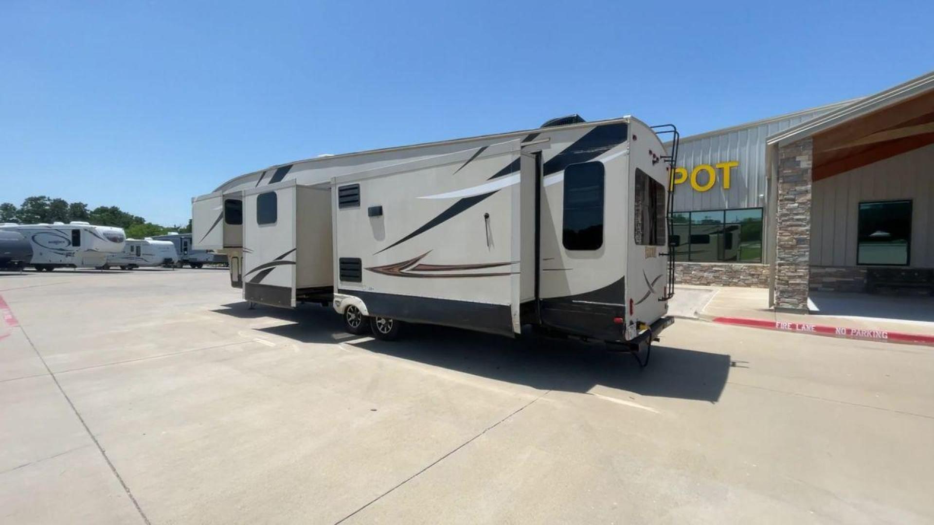 2017 FOREST RIVER SABRE 365MB (4X4FSRN22H3) , Length: 42.42 ft | Dry Weight: 12,994 lbs | Gross Weight: 15,500 lbs | Slides: 4 transmission, located at 4319 N Main St, Cleburne, TX, 76033, (817) 678-5133, 32.385960, -97.391212 - The 2017 Forest River Sabre 365MB is a roomy fifth wheel that is meant to make camping trips more comfortable. With its spacious layout and thoughtful features, this RV provides a luxury home away from home. The unit measures 42.42 feet in length and weighs 12,994 lbs. dry, offers enough space for r - Photo#7