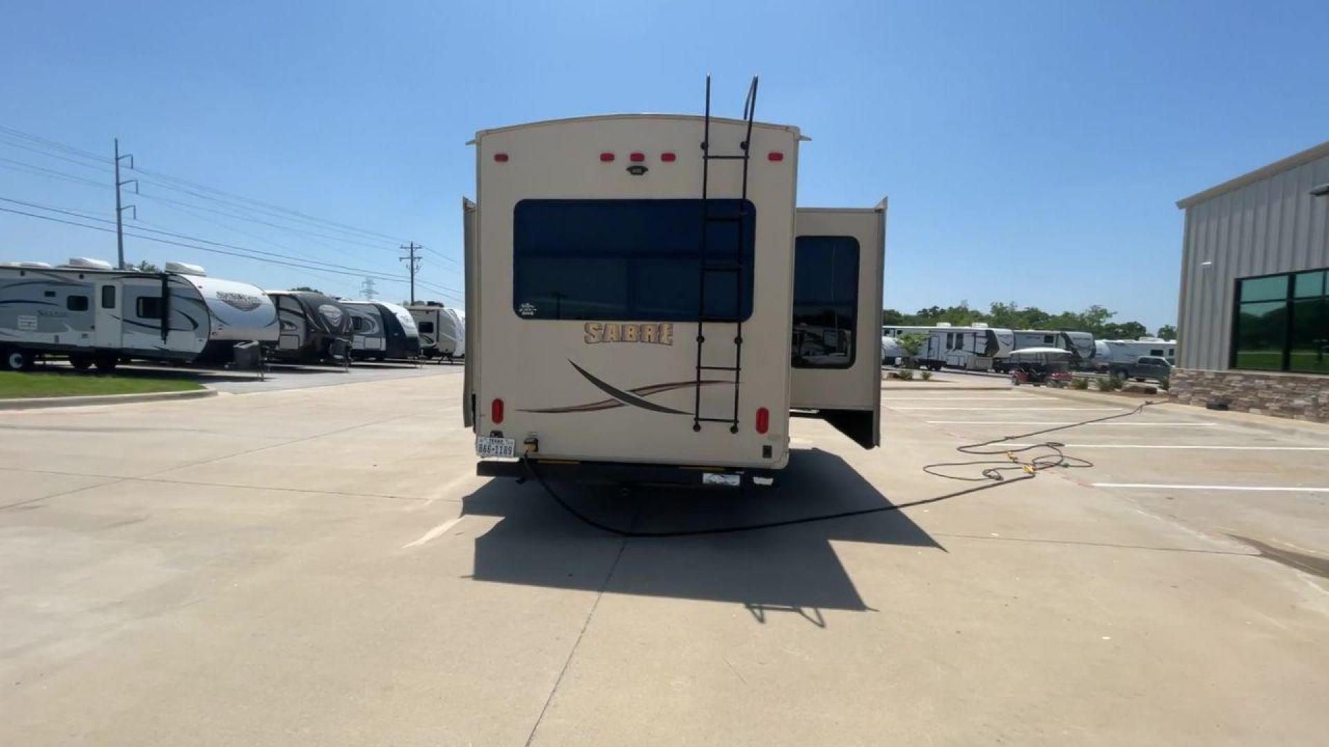 2017 FOREST RIVER SABRE 365MB (4X4FSRN22H3) , Length: 42.42 ft | Dry Weight: 12,994 lbs | Gross Weight: 15,500 lbs | Slides: 4 transmission, located at 4319 N Main St, Cleburne, TX, 76033, (817) 678-5133, 32.385960, -97.391212 - The 2017 Forest River Sabre 365MB is a roomy fifth wheel that is meant to make camping trips more comfortable. With its spacious layout and thoughtful features, this RV provides a luxury home away from home. The unit measures 42.42 feet in length and weighs 12,994 lbs. dry, offers enough space for r - Photo#8