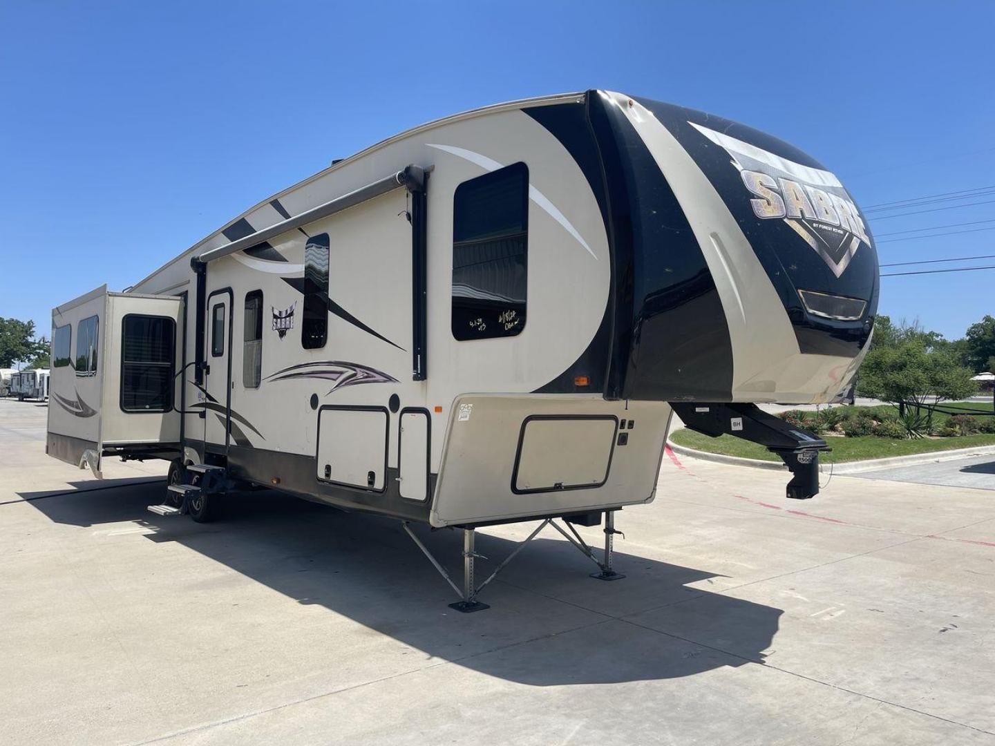 2017 FOREST RIVER SABRE 365MB (4X4FSRN22H3) , Length: 42.42 ft | Dry Weight: 12,994 lbs | Gross Weight: 15,500 lbs | Slides: 4 transmission, located at 4319 N Main St, Cleburne, TX, 76033, (817) 678-5133, 32.385960, -97.391212 - The 2017 Forest River Sabre 365MB is a roomy fifth wheel that is meant to make camping trips more comfortable. With its spacious layout and thoughtful features, this RV provides a luxury home away from home. The unit measures 42.42 feet in length and weighs 12,994 lbs. dry, offers enough space for r - Photo#22