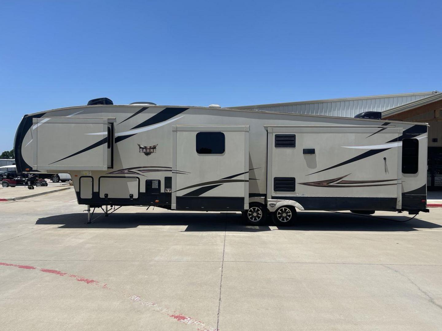 2017 FOREST RIVER SABRE 365MB (4X4FSRN22H3) , Length: 42.42 ft | Dry Weight: 12,994 lbs | Gross Weight: 15,500 lbs | Slides: 4 transmission, located at 4319 N Main St, Cleburne, TX, 76033, (817) 678-5133, 32.385960, -97.391212 - The 2017 Forest River Sabre 365MB is a roomy fifth wheel that is meant to make camping trips more comfortable. With its spacious layout and thoughtful features, this RV provides a luxury home away from home. The unit measures 42.42 feet in length and weighs 12,994 lbs. dry, offers enough space for r - Photo#23