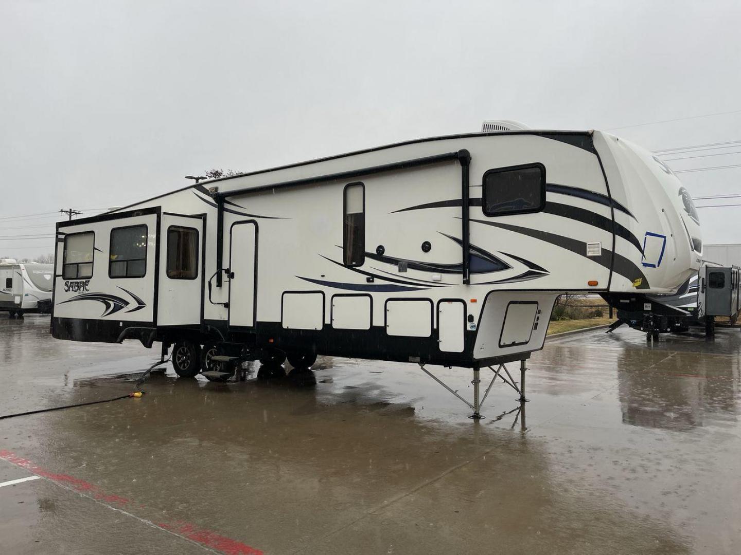 2017 FOREST RIVER SPORTSTER / SABRE (4X4FSRM24H3) , located at 4319 N Main St, Cleburne, TX, 76033, (817) 678-5133, 32.385960, -97.391212 - Photo#23