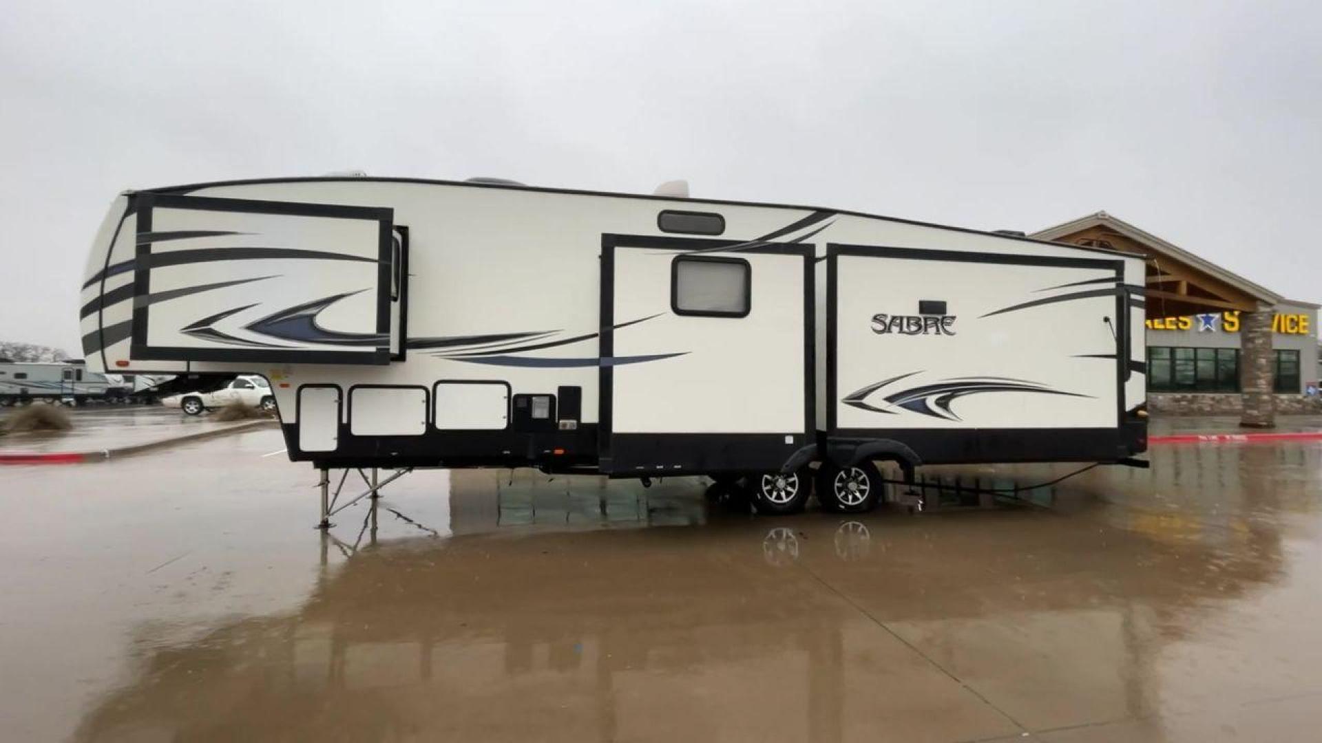 2017 FOREST RIVER SPORTSTER / SABRE (4X4FSRM24H3) , located at 4319 N Main St, Cleburne, TX, 76033, (817) 678-5133, 32.385960, -97.391212 - Photo#6