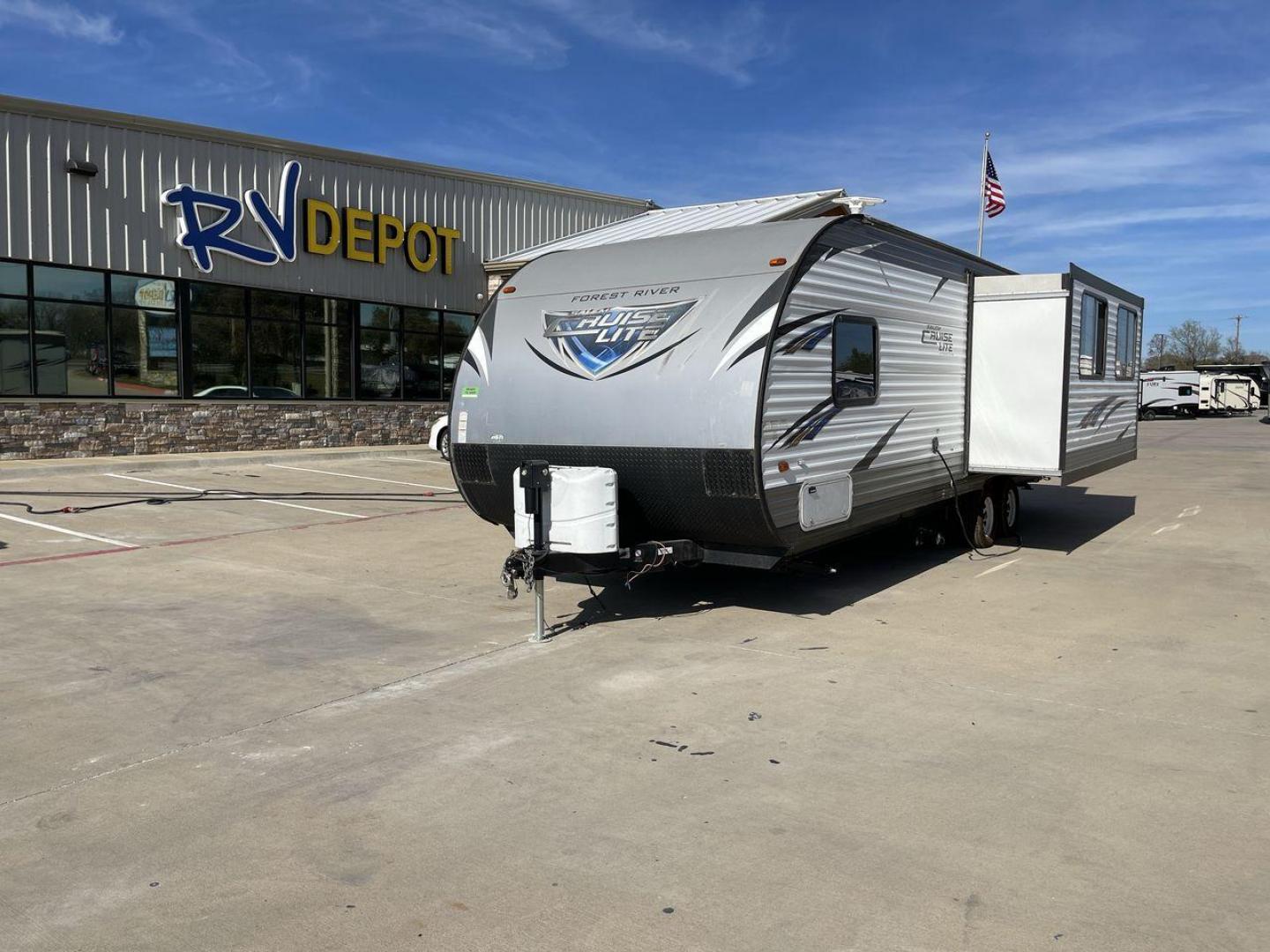 2017 WHITE FOREST RIVER SALEM CRUISE LITE 25 (4X4TSMA2XH7) , Length: 30.92 ft. | Dry Weight: 6,063 lbs. | Gross Weight: 7,685 lbs. | Slides: 1 transmission, located at 4319 N Main St, Cleburne, TX, 76033, (817) 678-5133, 32.385960, -97.391212 - Introducing the 2017 Forest River Salem Cruise Lite 254RLXL, a meticulously crafted travel trailer that will revolutionize your camping adventures. This model offers a great balance between spaciousness and ease of towing, with a length of 30.92 feet and a dry weight of 6,063 lbs. The Salem Cruise L - Photo#0