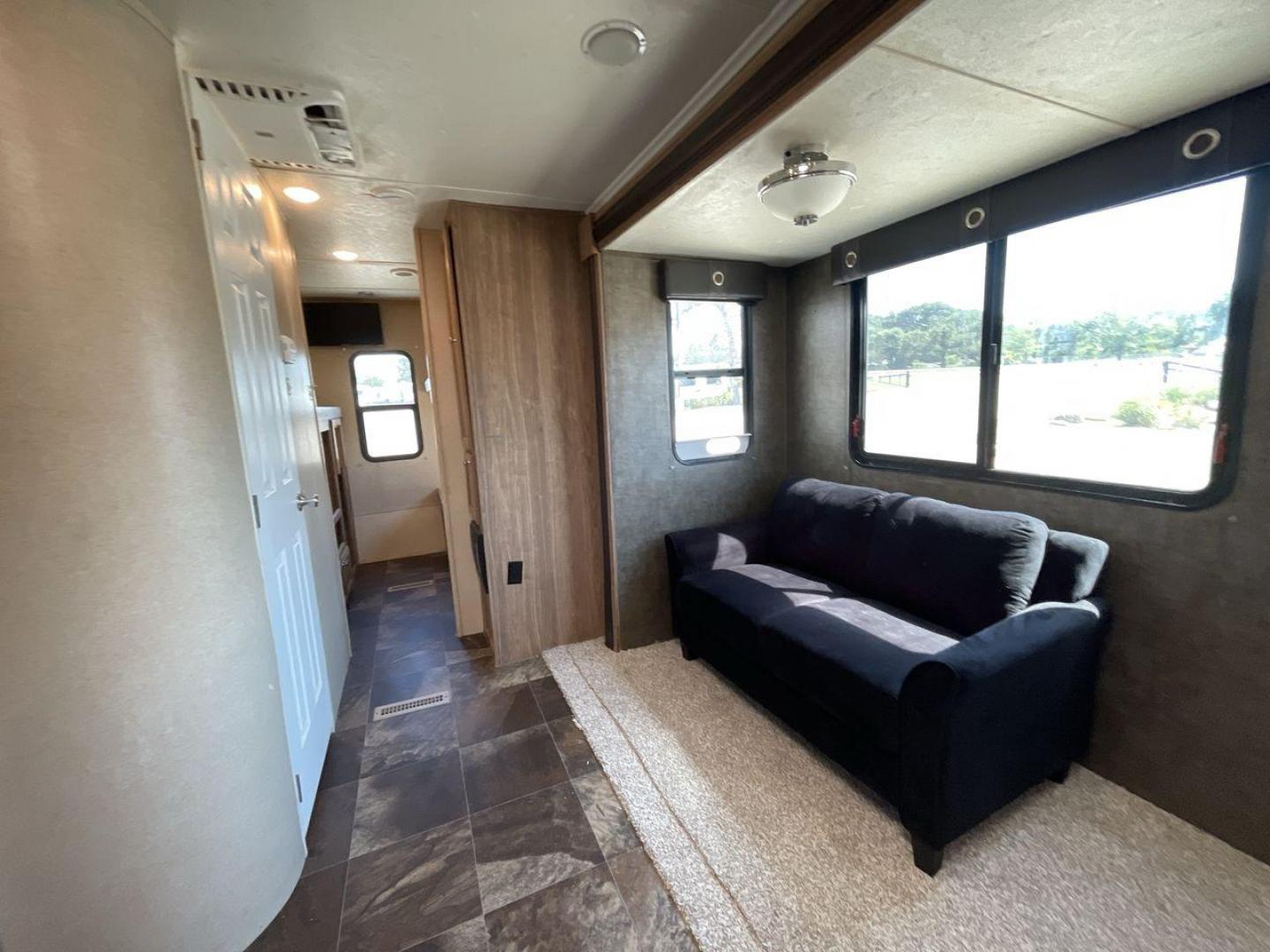 2017 FOREST RIVER SHASTA REVERE 30BH (5ZT2SHVBXHE) , located at 4319 N Main St, Cleburne, TX, 76033, (817) 678-5133, 32.385960, -97.391212 - Photo#10