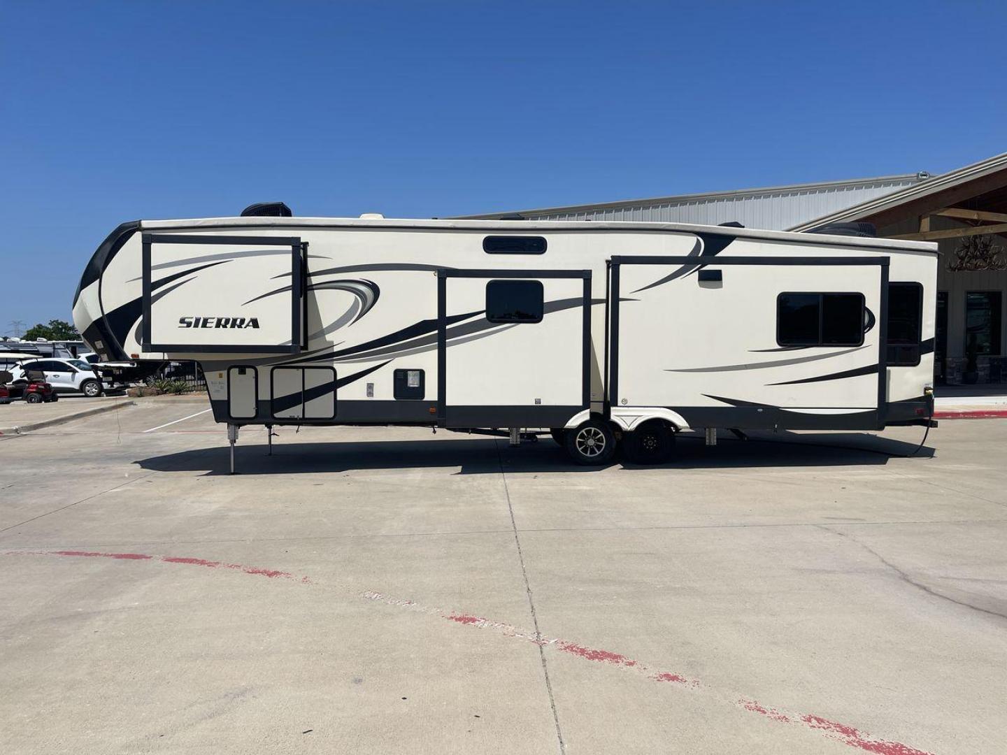 2017 FOREST RIVER SIERRA 372LOK (4X4FSEN22HJ) , located at 4319 N Main St, Cleburne, TX, 76033, (817) 678-5133, 32.385960, -97.391212 - Photo#24