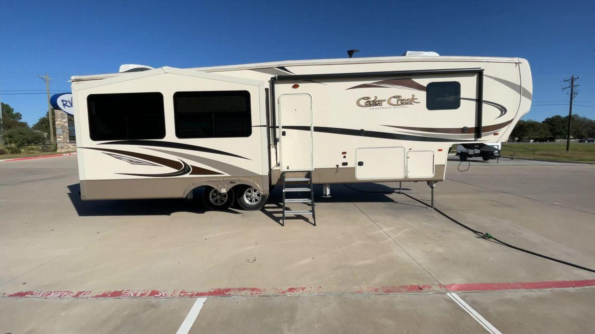 2017 FOREST RIVER SILVERBACK 33RK (4X4FCRJ23HS) , Length: 36.92 ft. | Slides: 3 transmission, located at 4319 N Main St, Cleburne, TX, 76033, (817) 678-5133, 32.385960, -97.391212 - Photo#2