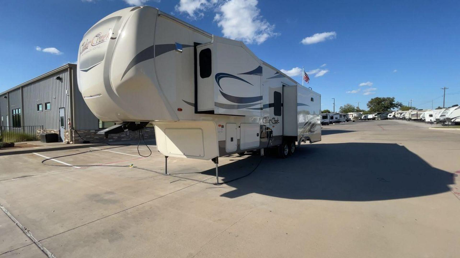 2017 FOREST RIVER SILVERBACK 33RK (4X4FCRJ23HS) , Length: 36.92 ft. | Slides: 3 transmission, located at 4319 N Main St, Cleburne, TX, 76033, (817) 678-5133, 32.385960, -97.391212 - Photo#5