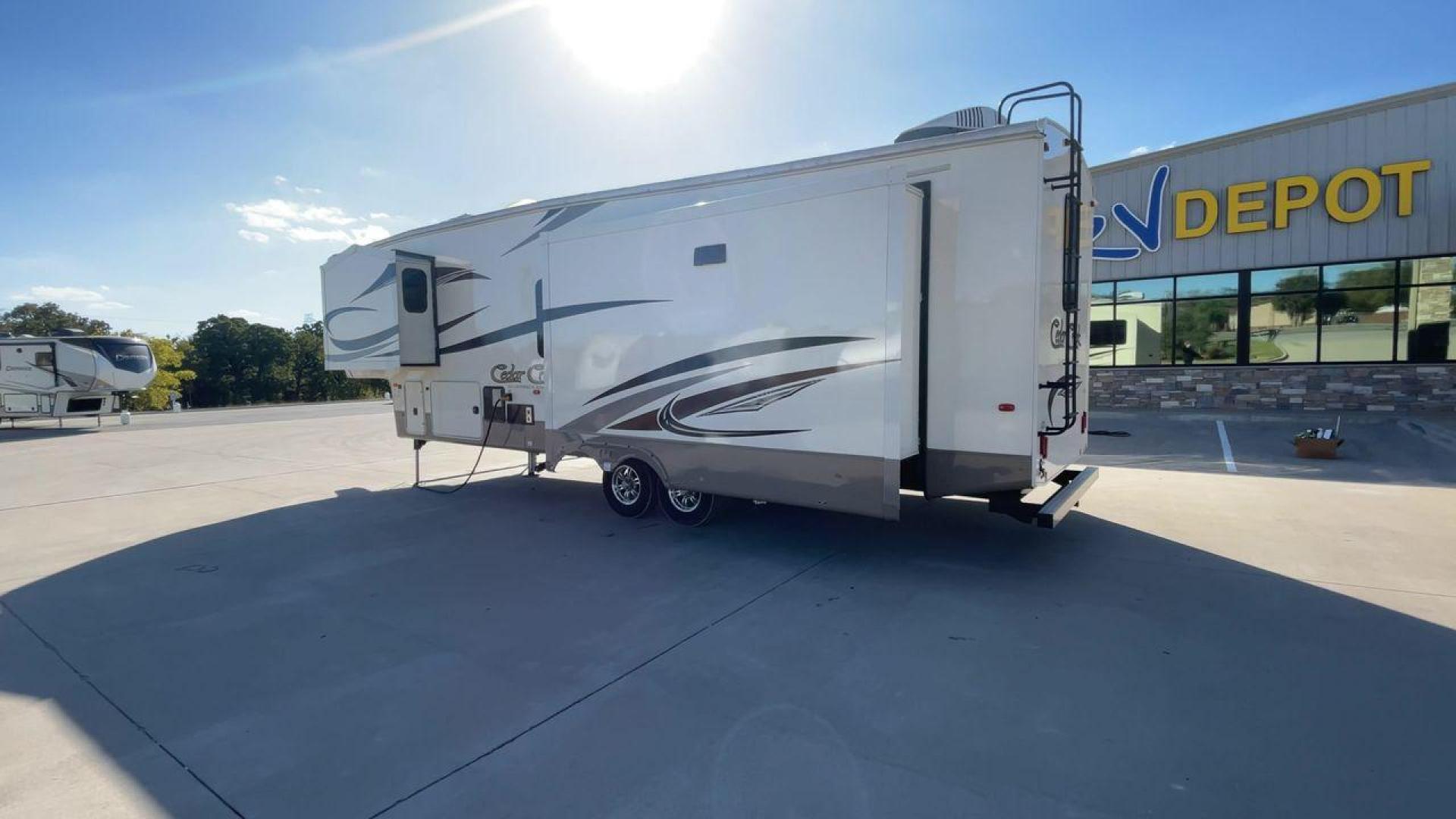 2017 FOREST RIVER SILVERBACK 33RK (4X4FCRJ23HS) , Length: 36.92 ft. | Slides: 3 transmission, located at 4319 N Main St, Cleburne, TX, 76033, (817) 678-5133, 32.385960, -97.391212 - Photo#7