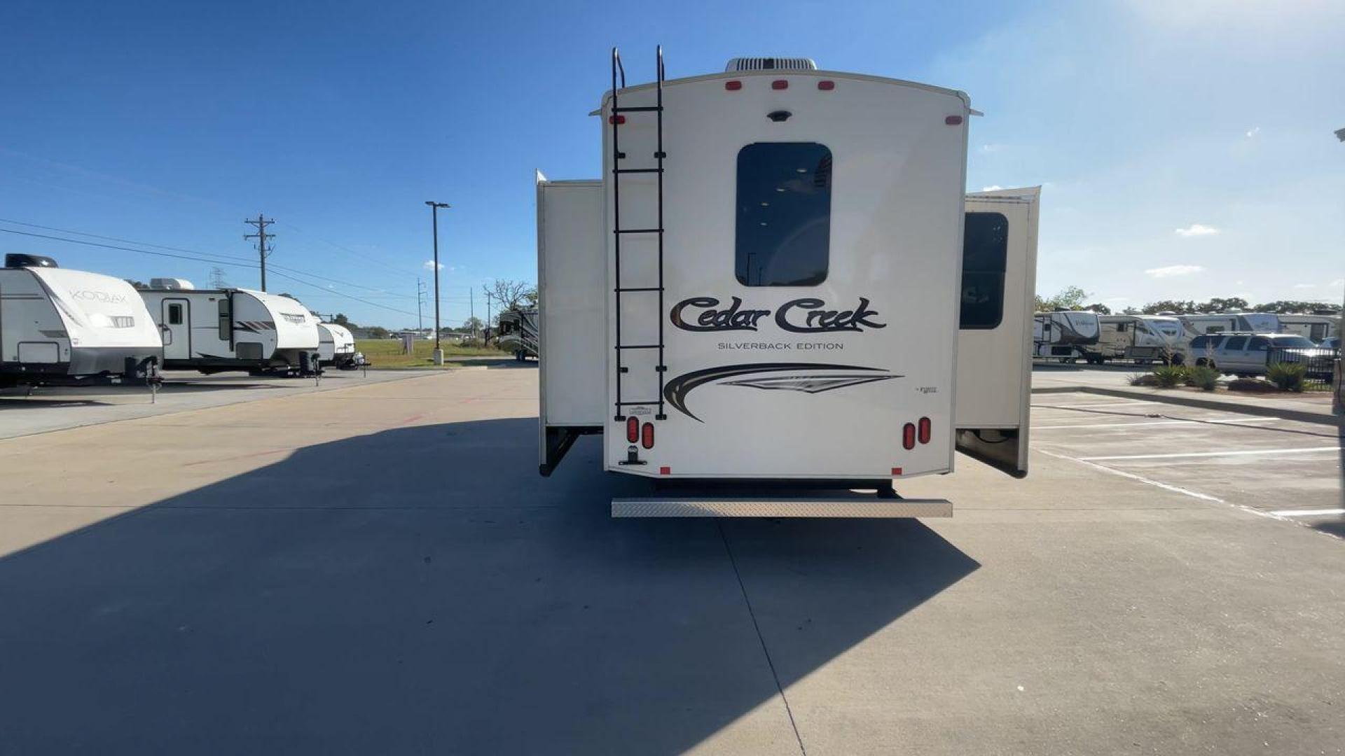 2017 FOREST RIVER SILVERBACK 33RK (4X4FCRJ23HS) , Length: 36.92 ft. | Slides: 3 transmission, located at 4319 N Main St, Cleburne, TX, 76033, (817) 678-5133, 32.385960, -97.391212 - Photo#8