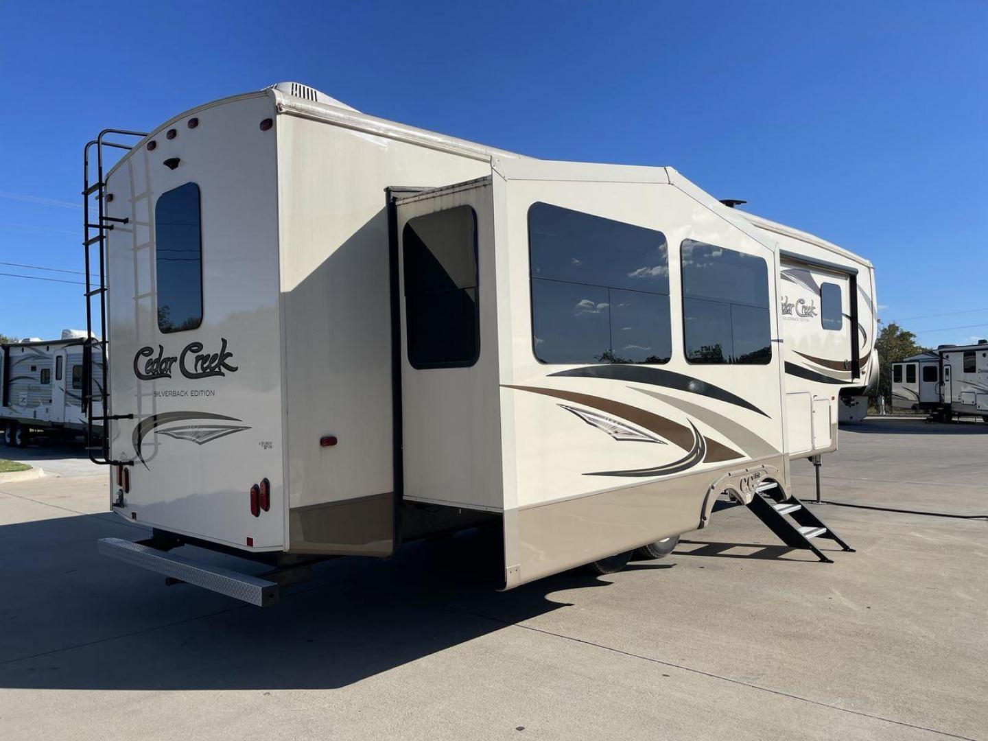 2017 FOREST RIVER SILVERBACK 33RK (4X4FCRJ23HS) , Length: 36.92 ft. | Slides: 3 transmission, located at 4319 N Main St, Cleburne, TX, 76033, (817) 678-5133, 32.385960, -97.391212 - Photo#25