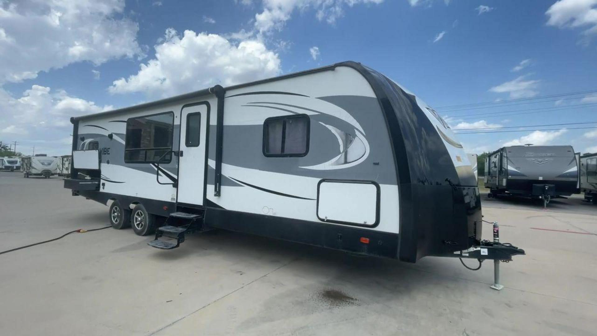 2017 TAN FOREST RIVER VIBE 268RKS (4X4TVBC22H4) , Length: 34.5 ft. | Dry Weight: 6,540 lbs. | Slides: 1 transmission, located at 4319 N Main St, Cleburne, TX, 76033, (817) 678-5133, 32.385960, -97.391212 - Photo#3