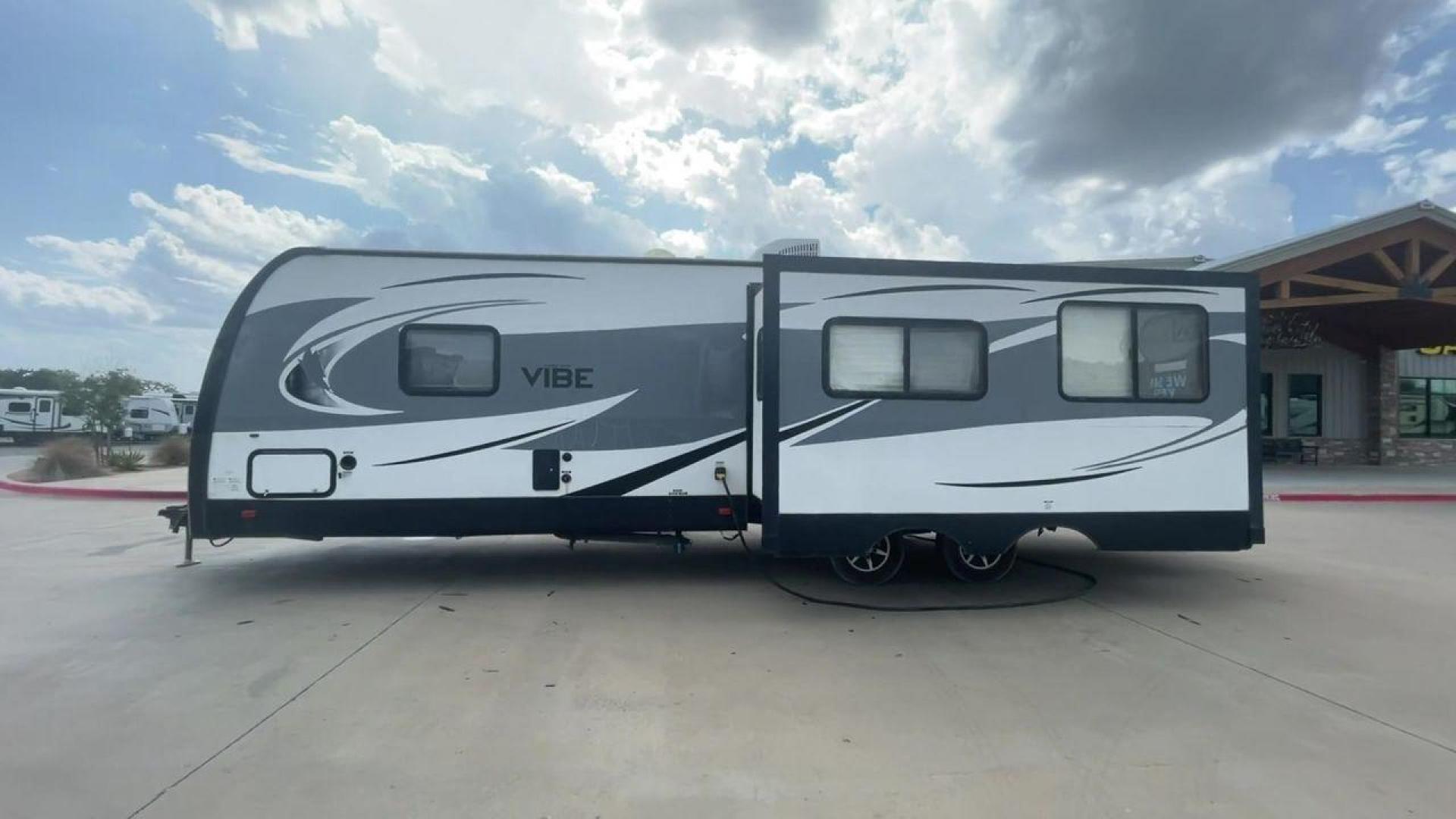 2017 TAN FOREST RIVER VIBE 268RKS (4X4TVBC22H4) , Length: 34.5 ft. | Dry Weight: 6,540 lbs. | Slides: 1 transmission, located at 4319 N Main St, Cleburne, TX, 76033, (817) 678-5133, 32.385960, -97.391212 - Photo#6