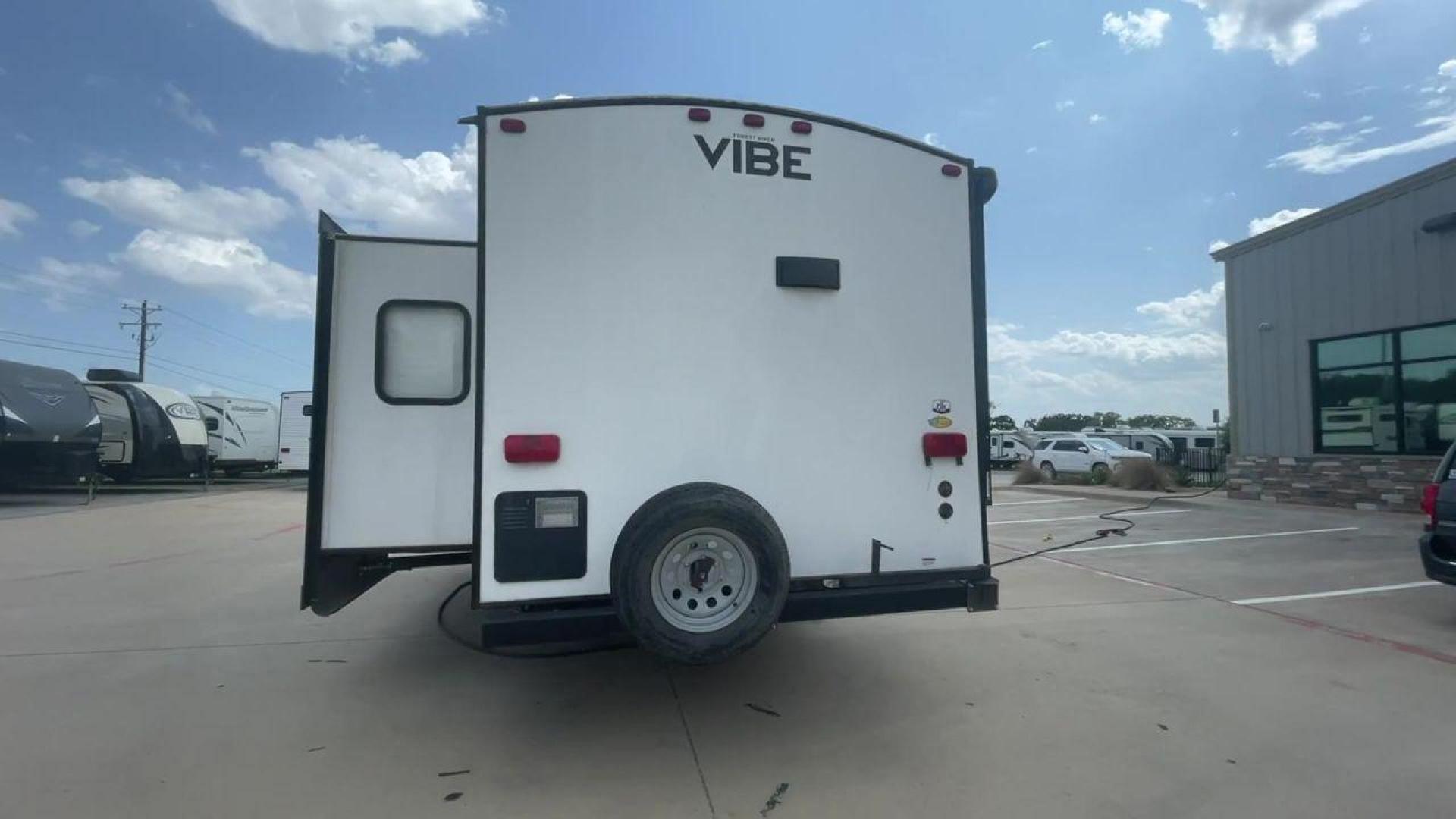 2017 TAN FOREST RIVER VIBE 268RKS (4X4TVBC22H4) , Length: 34.5 ft. | Dry Weight: 6,540 lbs. | Slides: 1 transmission, located at 4319 N Main St, Cleburne, TX, 76033, (817) 678-5133, 32.385960, -97.391212 - Photo#8