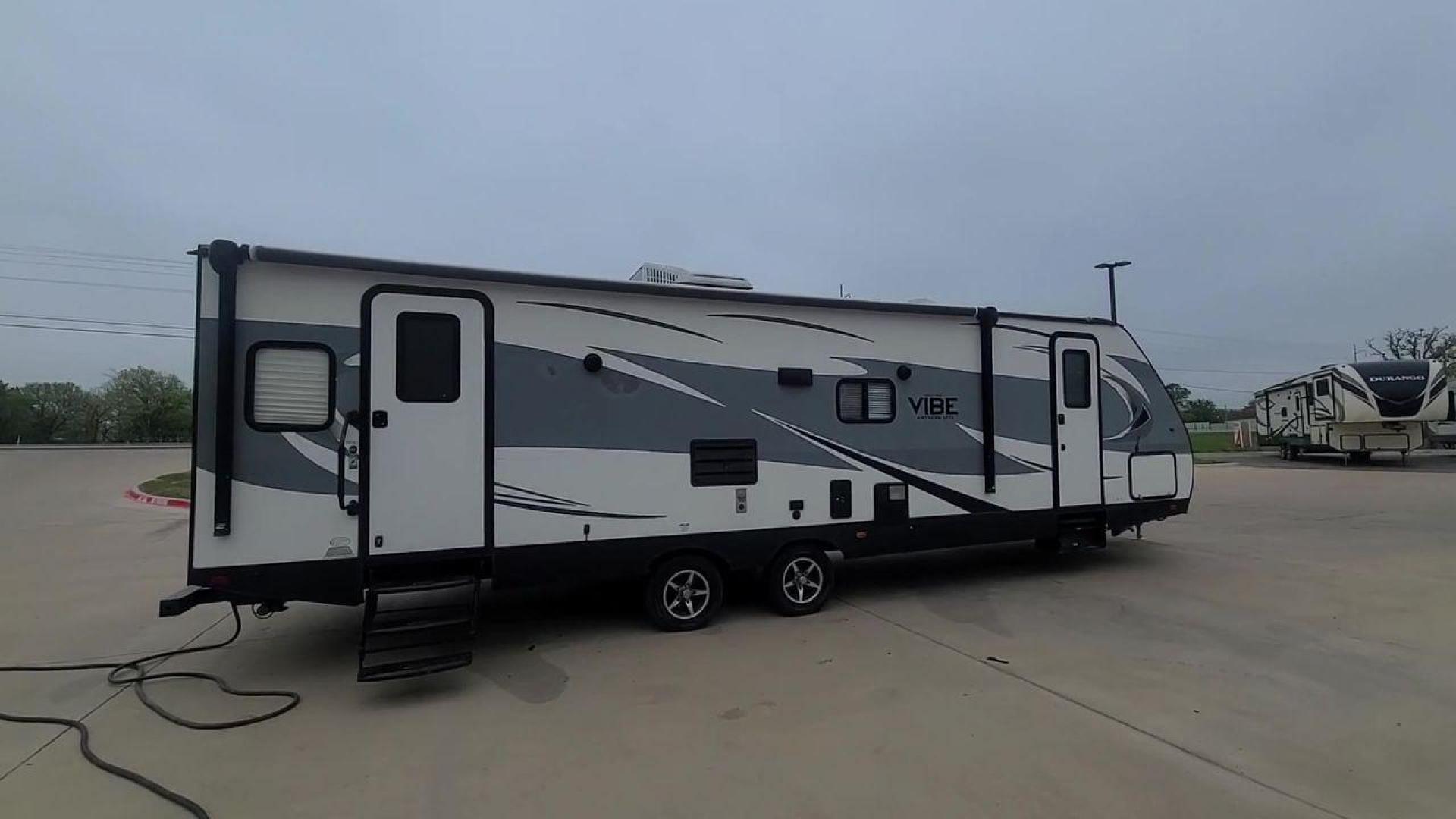 2017 WHITE FOREST RIVER VIBE 277RLS (4X4TVBD28H4) , Length: 34.58 ft. | Dry Weight: 5,945 lbs. | Slides: 1 transmission, located at 4319 N Main St, Cleburne, TX, 76033, (817) 678-5133, 32.385960, -97.391212 - Enjoy taking trips in this Vibe Extreme Lite travel trailer style with your loved ones. One wide slide, two entry/exit doors, a rear living plan, and much more are included in the Model 277RLS! The dimensions of this unit are 34.58 ft in length, 8 ft in width, and 11 ft in height. It has a dry we - Photo#7