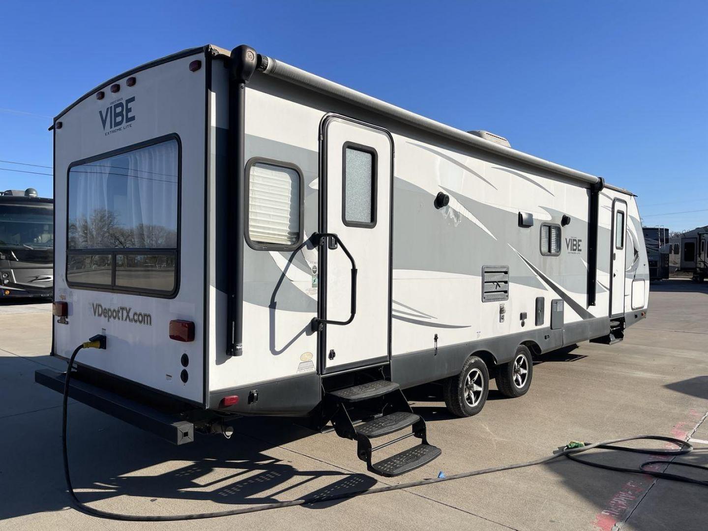 2017 WHITE FOREST RIVER VIBE 277RLS (4X4TVBD28H4) , Length: 34.58 ft. | Dry Weight: 5,945 lbs. | Slides: 1 transmission, located at 4319 N Main St, Cleburne, TX, 76033, (817) 678-5133, 32.385960, -97.391212 - Enjoy taking trips in this Vibe Extreme Lite travel trailer style with your loved ones. One wide slide, two entry/exit doors, a rear living plan, and much more are included in the Model 277RLS! The dimensions of this unit are 34.58 ft in length, 8 ft in width, and 11 ft in height. It has a dry we - Photo#24