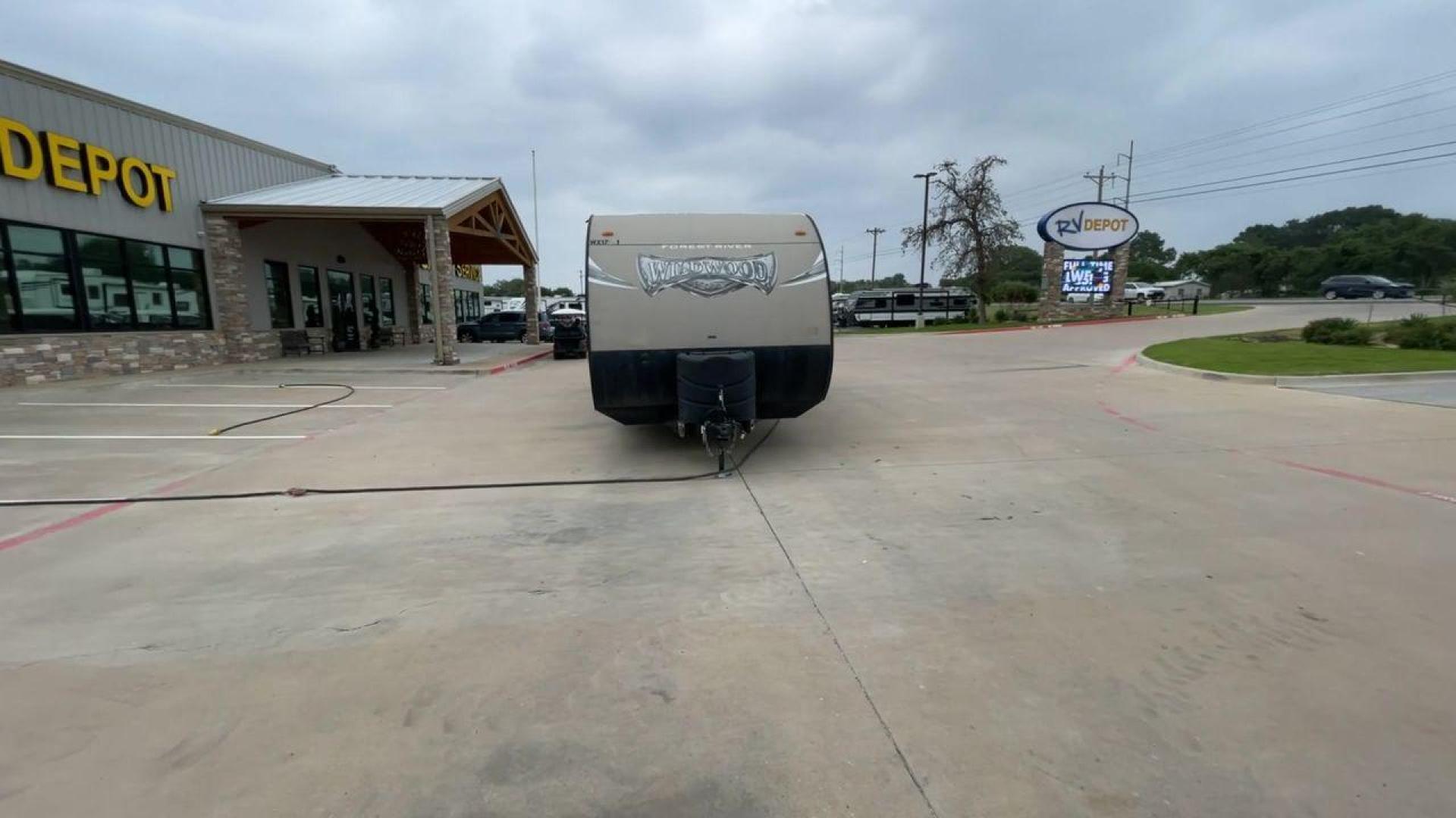 2017 TAN FOREST RIVER WILDWOOD 254RLXL (4X4TWDA23HE) , Length: 30.92 ft. | Dry Weight: 6,063 lbs. | Gross Weight: 7,685 lbs. | Slides: 1 transmission, located at 4319 N Main St, Cleburne, TX, 76033, (817) 678-5133, 32.385960, -97.391212 - With the 2017 Forest River Wildwood 254RLXL travel trailer, enjoy the fun of camping. This well-thought-out RV is a great option for anyone looking for unforgettable outdoor experiences because it provides the ideal balance of comfort, functionality, and fashionable features. This unit measures 3 - Photo#4