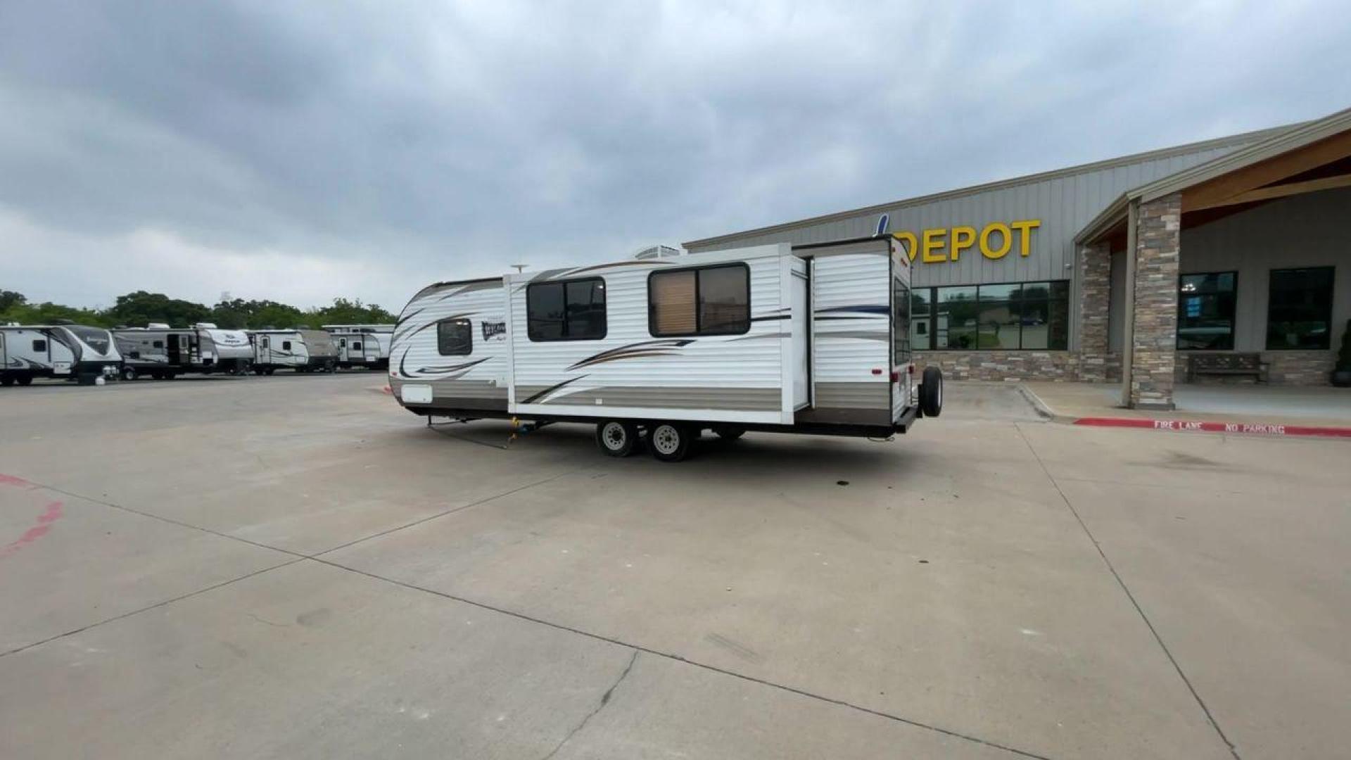 2017 TAN FOREST RIVER WILDWOOD 254RLXL (4X4TWDA23HE) , Length: 30.92 ft. | Dry Weight: 6,063 lbs. | Gross Weight: 7,685 lbs. | Slides: 1 transmission, located at 4319 N Main St, Cleburne, TX, 76033, (817) 678-5133, 32.385960, -97.391212 - With the 2017 Forest River Wildwood 254RLXL travel trailer, enjoy the fun of camping. This well-thought-out RV is a great option for anyone looking for unforgettable outdoor experiences because it provides the ideal balance of comfort, functionality, and fashionable features. This unit measures 3 - Photo#7