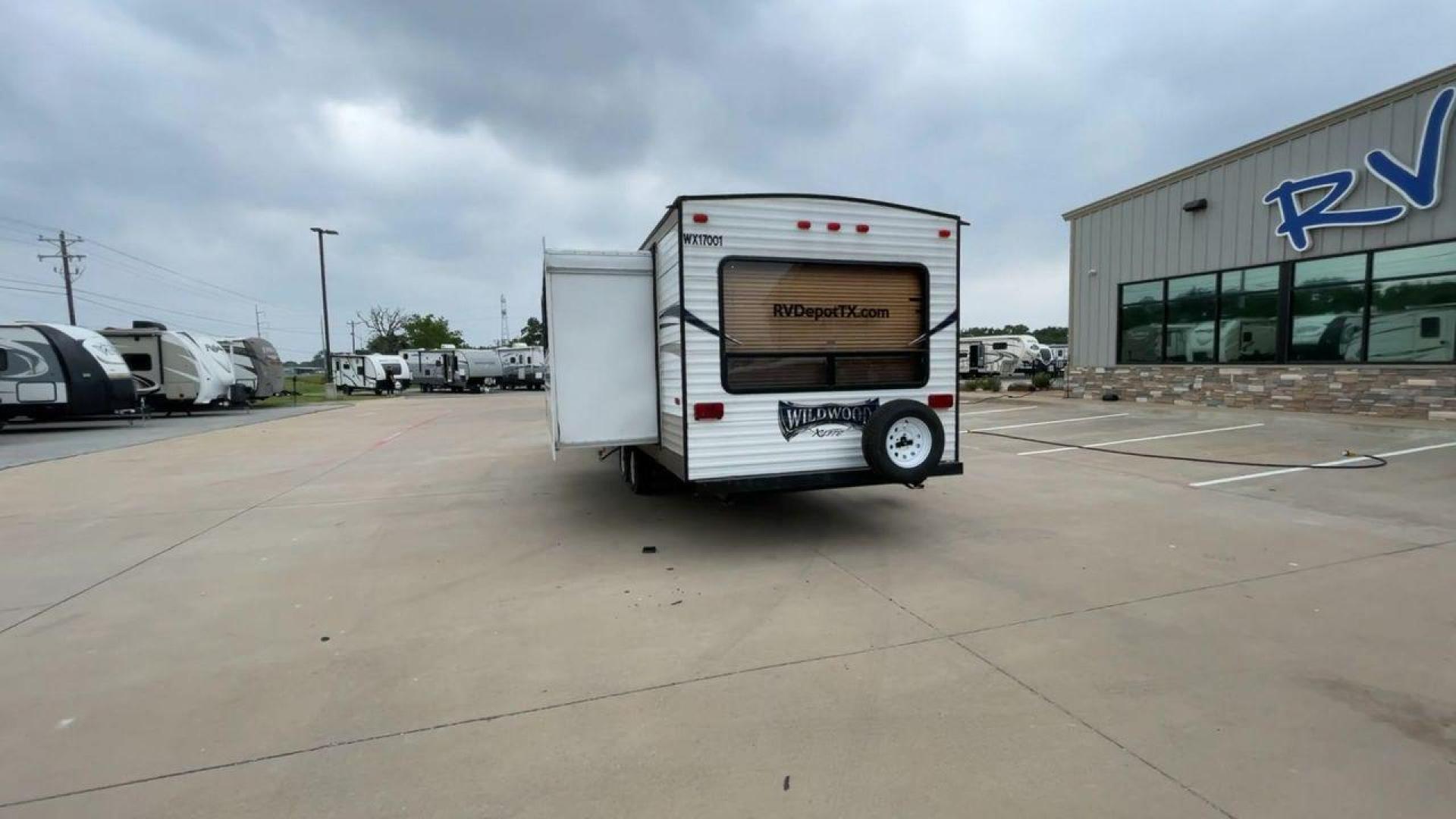 2017 TAN FOREST RIVER WILDWOOD 254RLXL (4X4TWDA23HE) , Length: 30.92 ft. | Dry Weight: 6,063 lbs. | Gross Weight: 7,685 lbs. | Slides: 1 transmission, located at 4319 N Main St, Cleburne, TX, 76033, (817) 678-5133, 32.385960, -97.391212 - With the 2017 Forest River Wildwood 254RLXL travel trailer, enjoy the fun of camping. This well-thought-out RV is a great option for anyone looking for unforgettable outdoor experiences because it provides the ideal balance of comfort, functionality, and fashionable features. This unit measures 3 - Photo#8