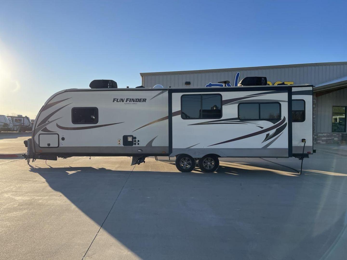 2017 BROWN FUNFINDER 319RLDS (5RXAB3524H1) , Length: 35.5 ft. | Dry Weight: 7,485 lbs. | Gross Weight: 9,760 lbs. | Slides: 2 transmission, located at 4319 N Main St, Cleburne, TX, 76033, (817) 678-5133, 32.385960, -97.391212 - The 2017 Funfinder 319RLDS travel trailer measures approximately 35.5 ft in length, 8 ft in width, and 11.42 ft in height. The dry weight is about 7,485 lbs, with a payload capacity of 2,275 lbs. It has a GVWR of 9,760 lbs and a hitch weight of 960 lbs. This unit features a double slideout placed at - Photo#22